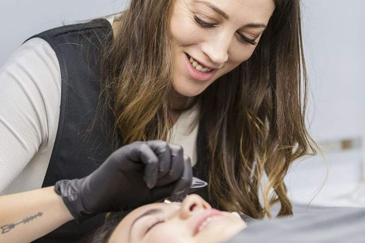 El curso de extensiones de pestañas en Oviedo impartido por Noa Nox