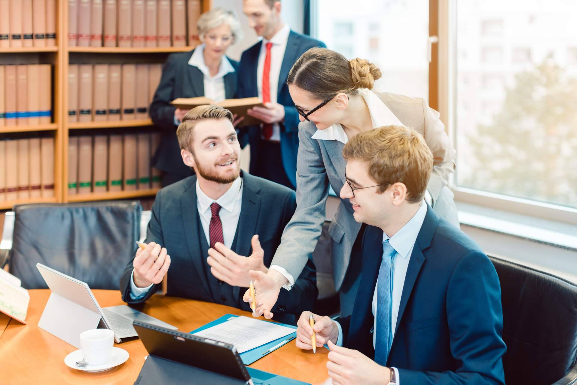 Páginas web para mejorar el posicionamiento de los despachos de abogados ante la competencia