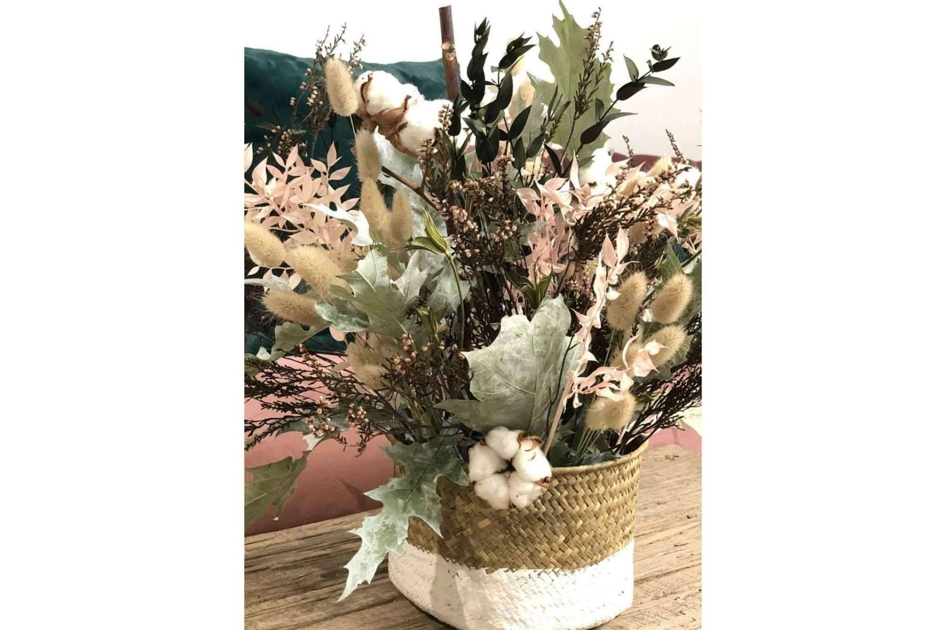 Una manera bonita de decorar un hogar es usando ramos de flores secas