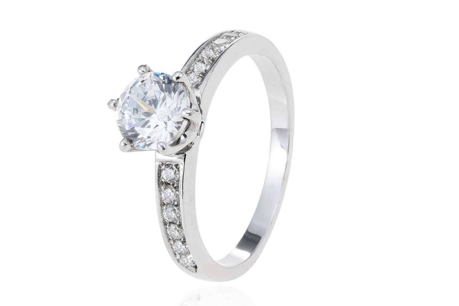Los anillos de pedida elegantes de Luz de Alba Joyas
