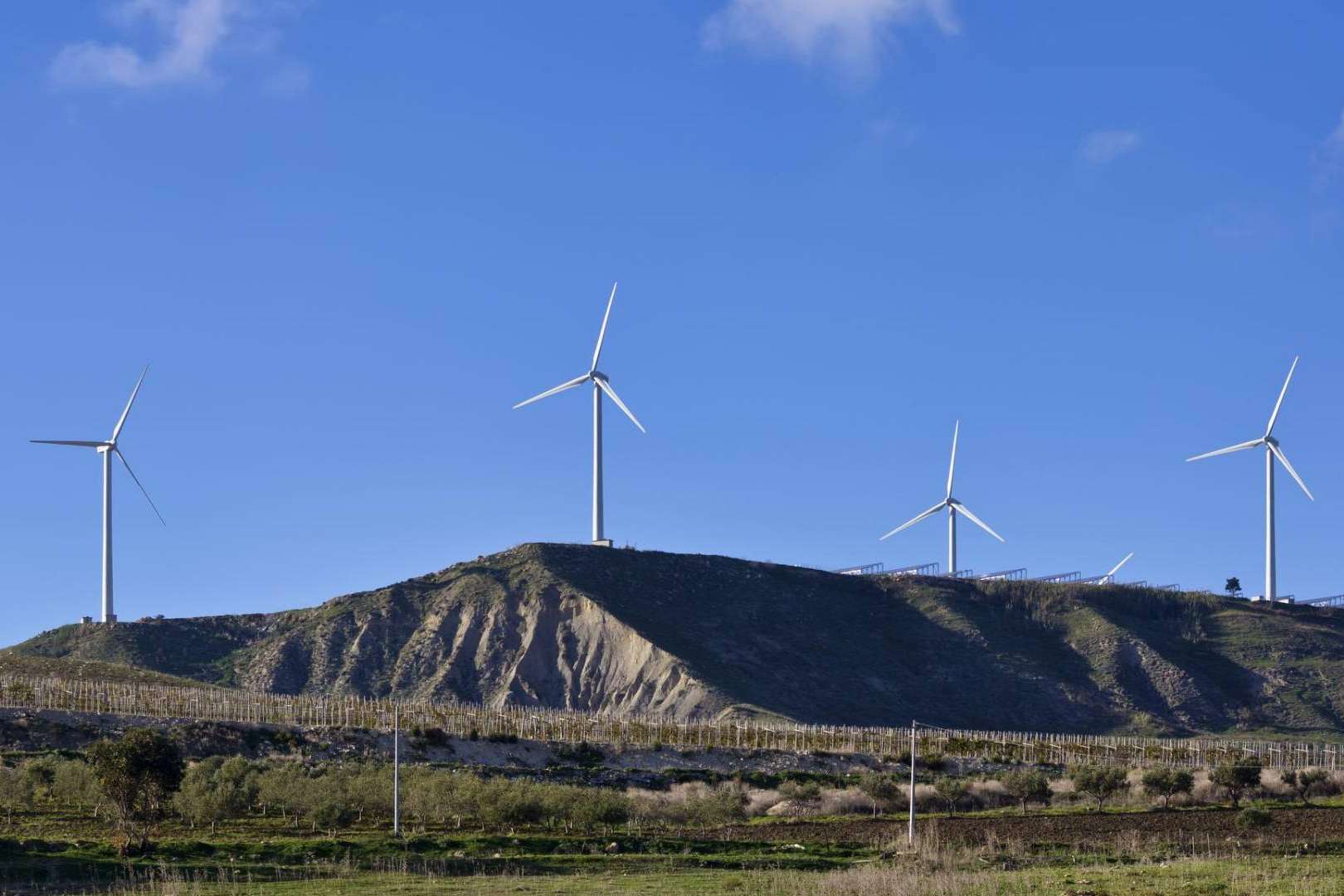 ¿Por qué es importante mejorar la eficiencia energética en hogares y negocios?