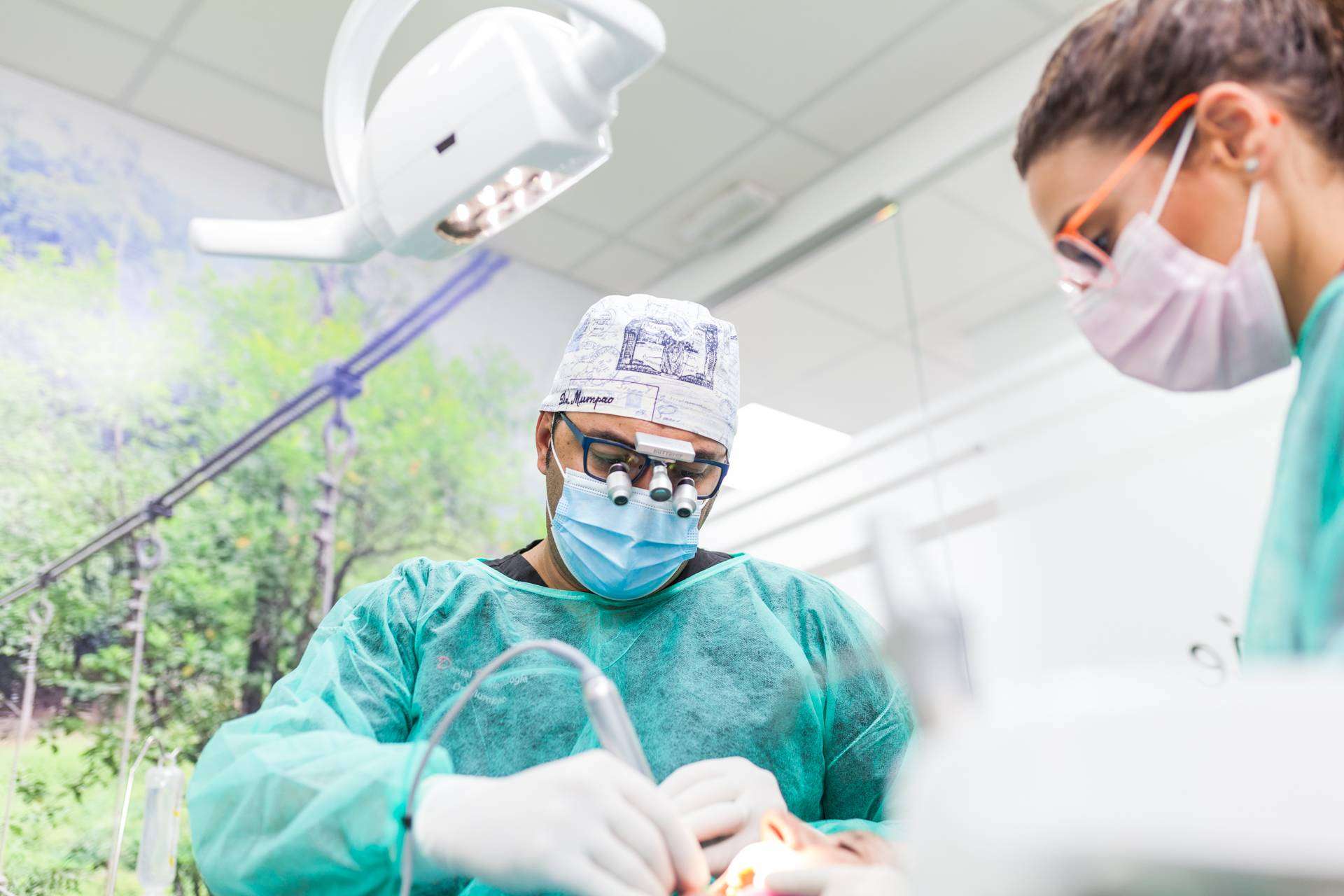 Dental Implant﻿ologie es una clínica dental de Sevilla especializada en implantes dentales y casos complejos