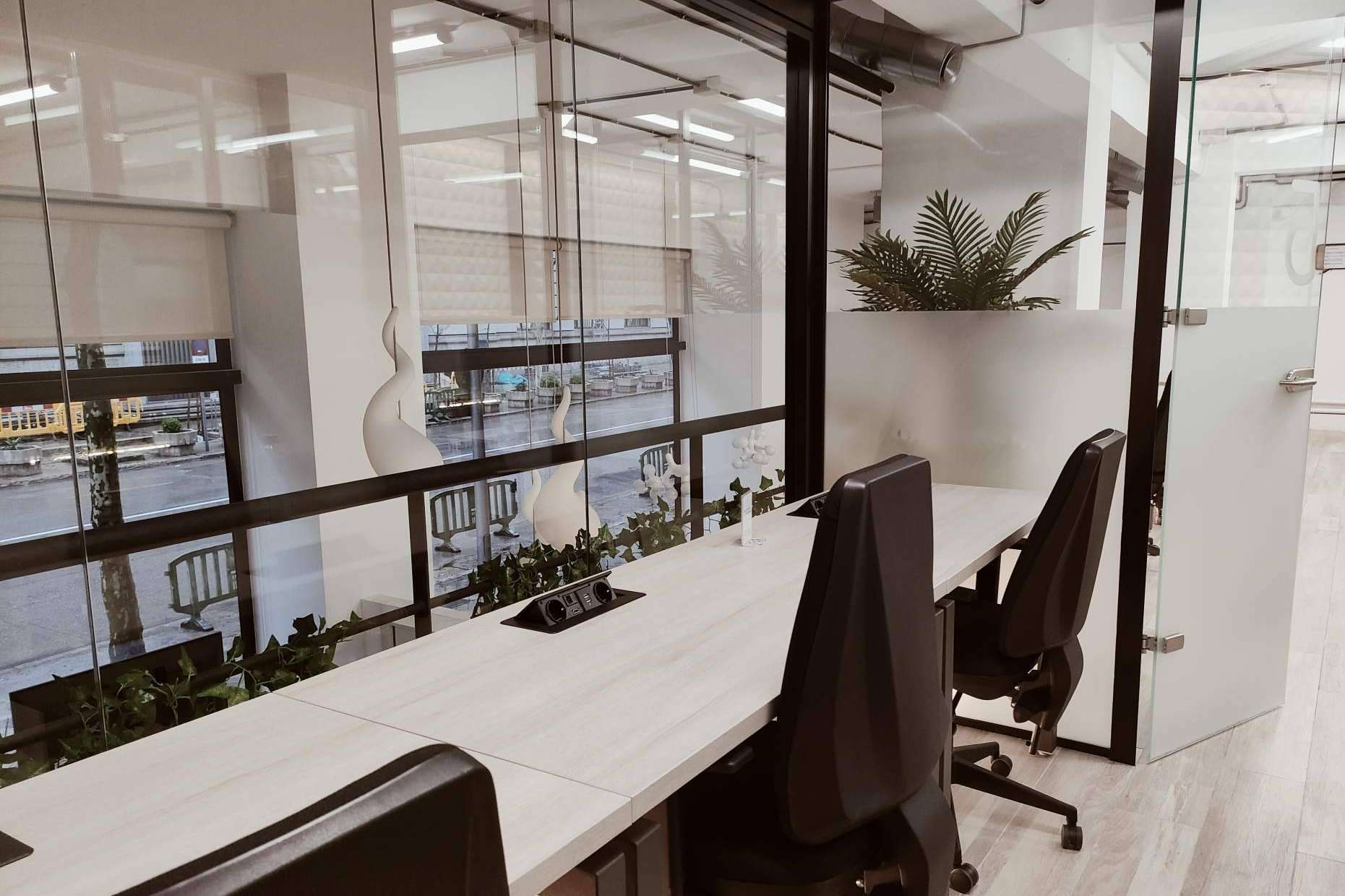 Coworking Bernabéu dispone también de despachos privados y salas de reunión