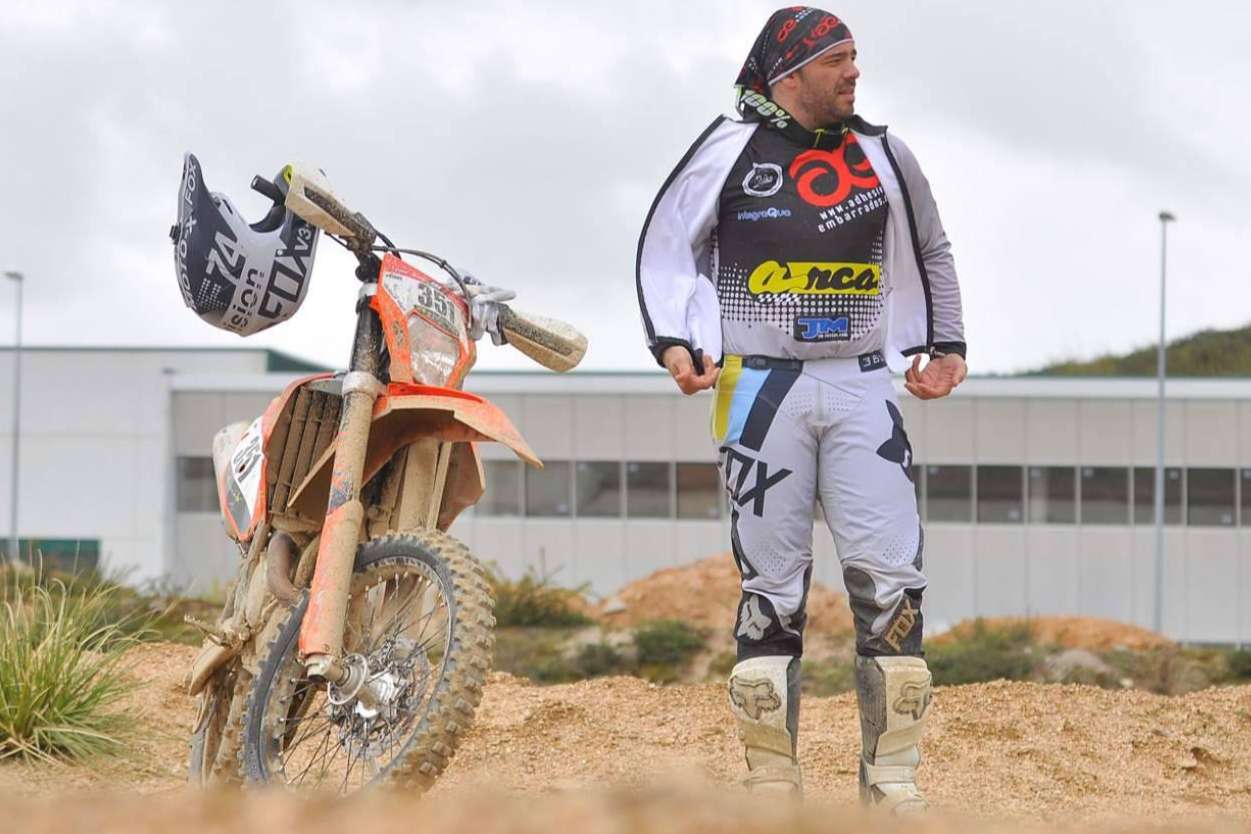 ADHESIVOSEMBARRADOS dispone de chalecos para enduro y motocross