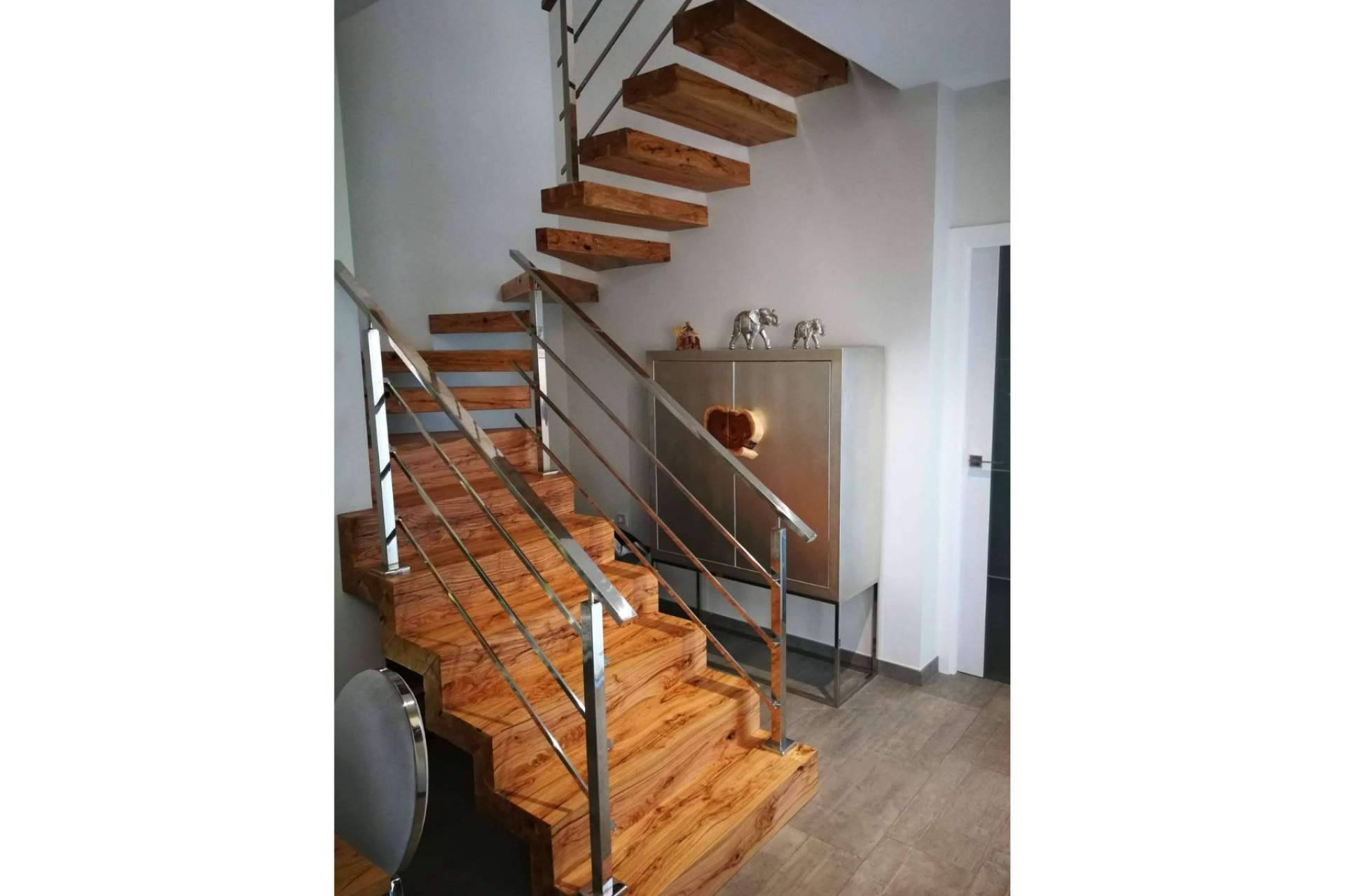 Escaleras de madera de olivo como toque original y decorativo en casa, en Encimeras de Olivo