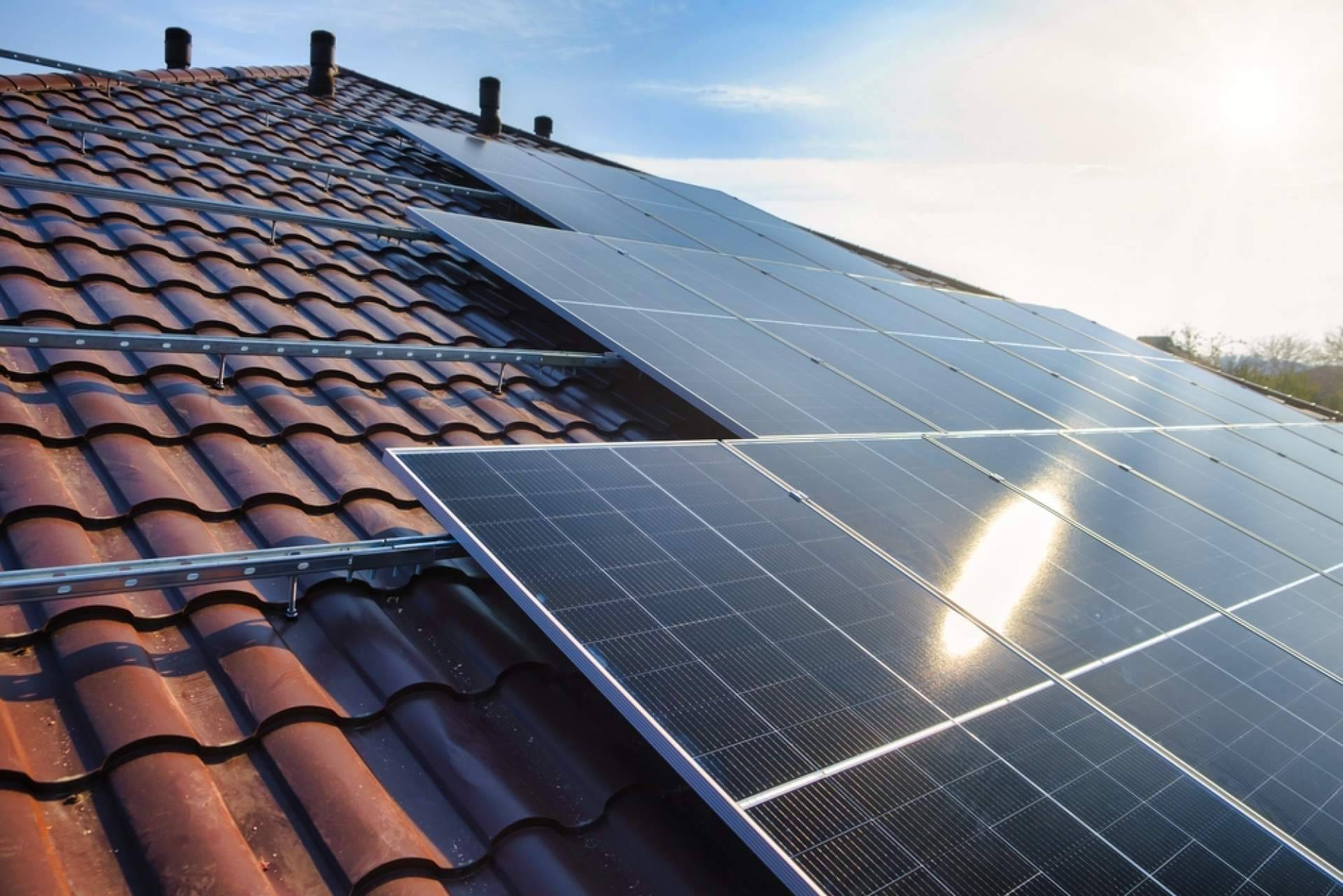 Ingeniería MASRED sobre los grandes beneficios que aporta la instalación de placas solares