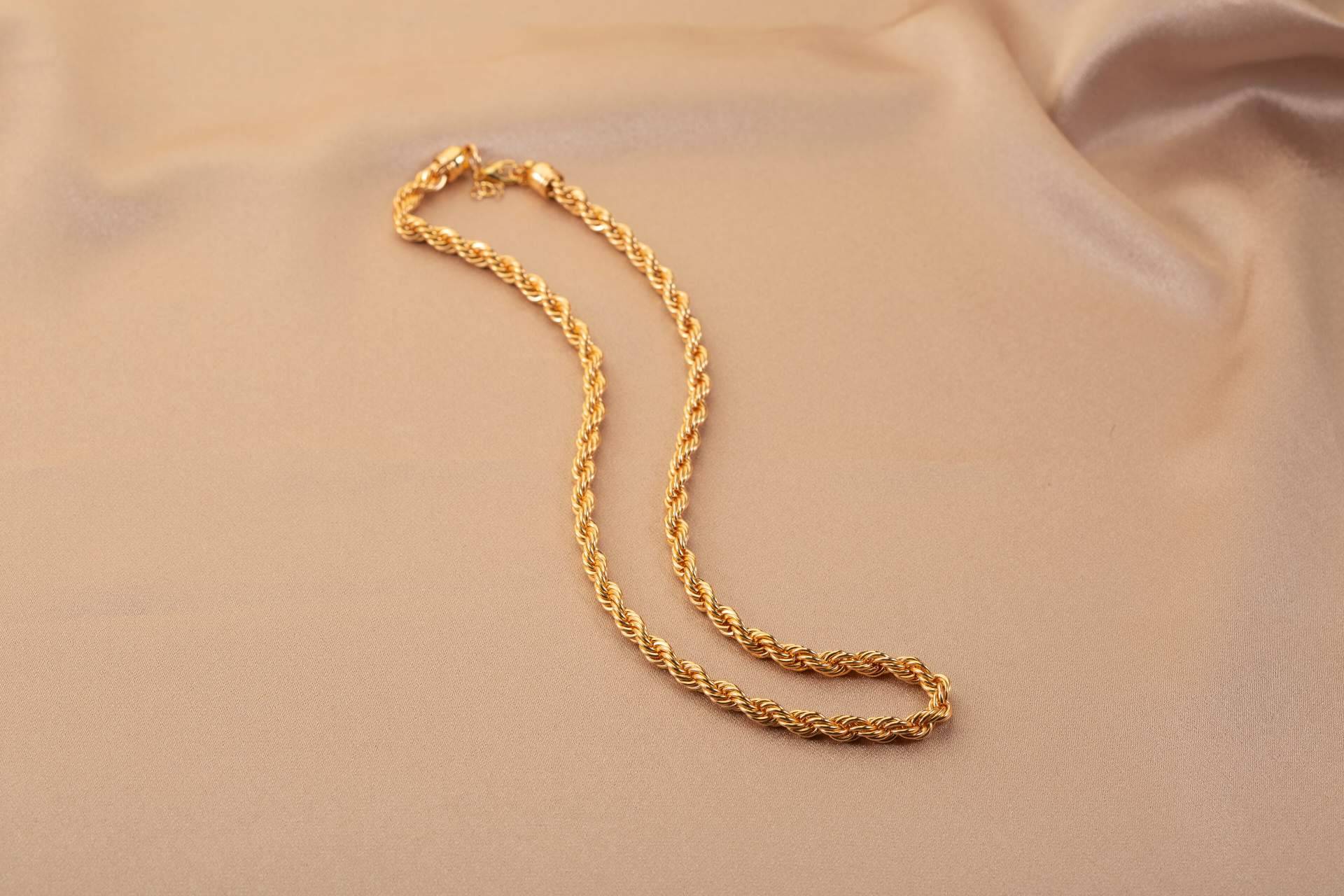 Pulseras de oro con diamantes en El Rubí Joyeros
