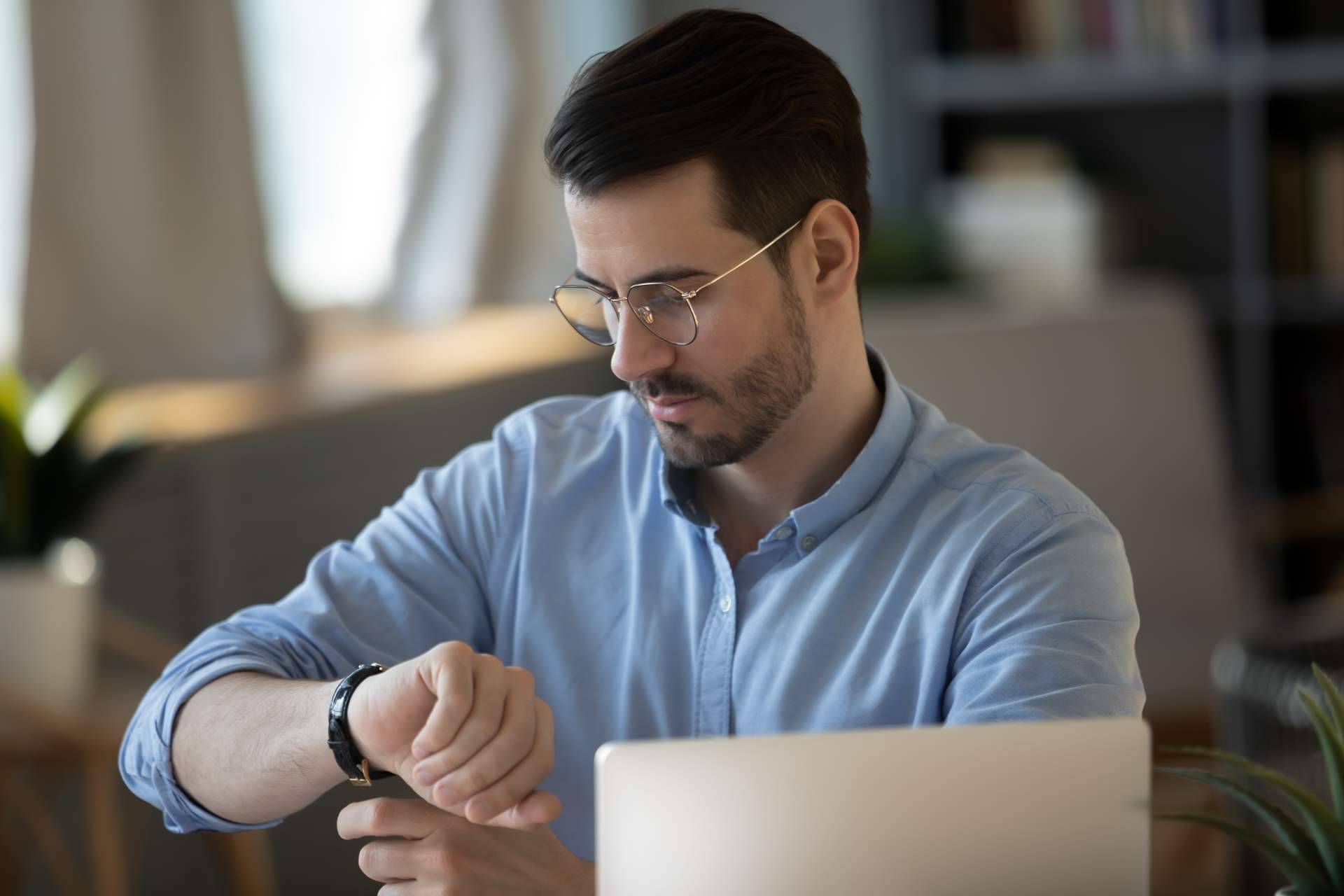 Fichar desde un smartphone con la app de control horario de CEESA