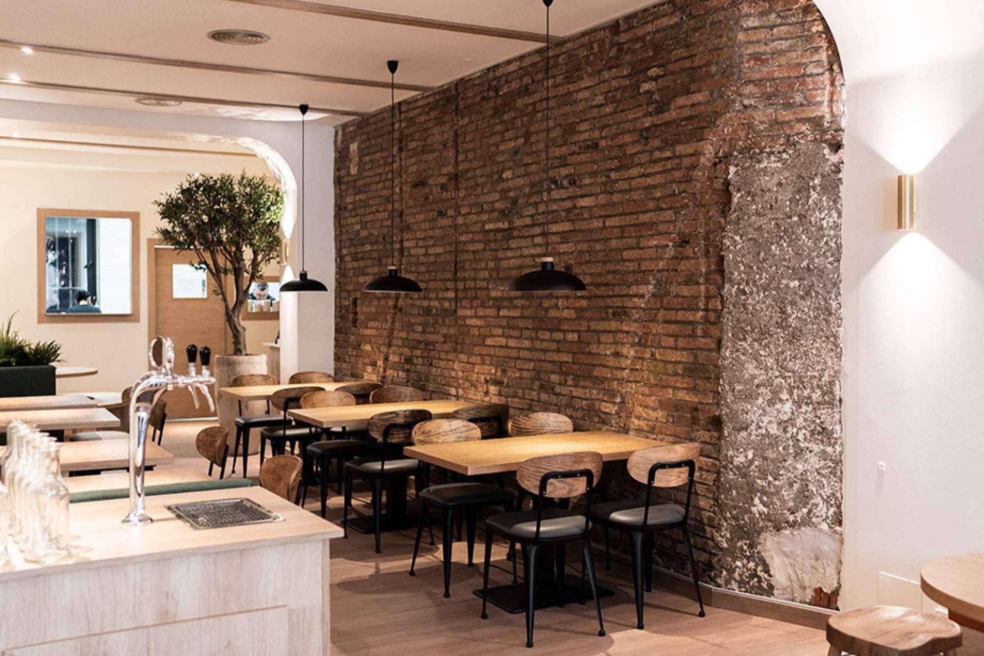 Agua sostenible en restaurantes para ayudar al cuidado del medioambiente, de la mano de Agua Local
