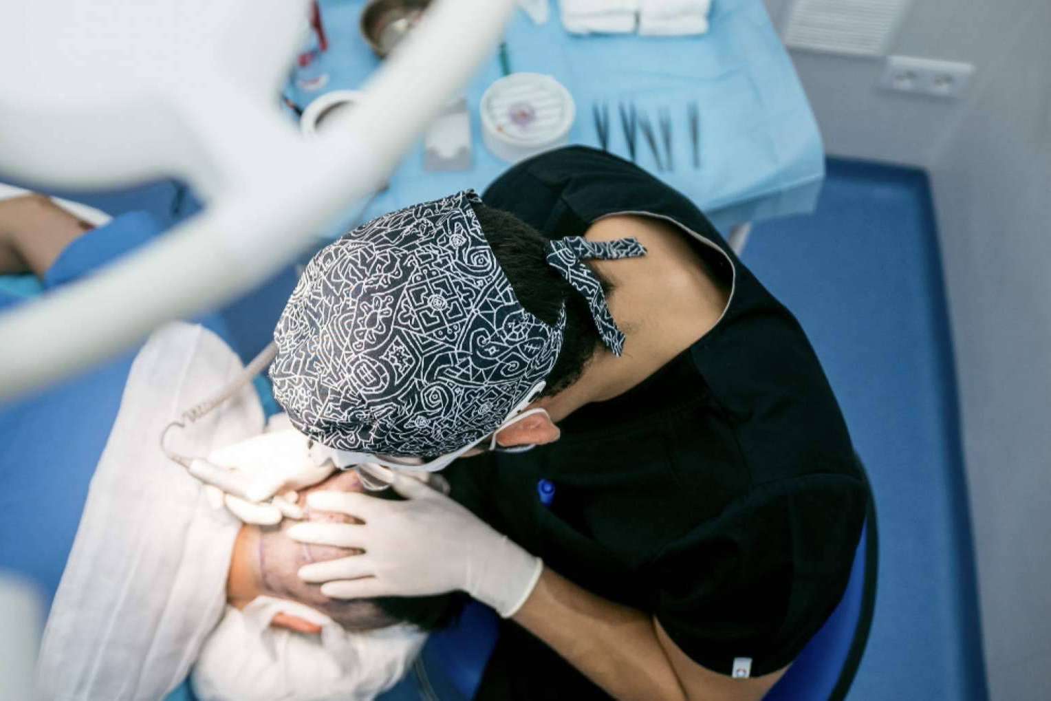 El Dr. Bern ofrece implantes de cabello realizados con la última tecnología