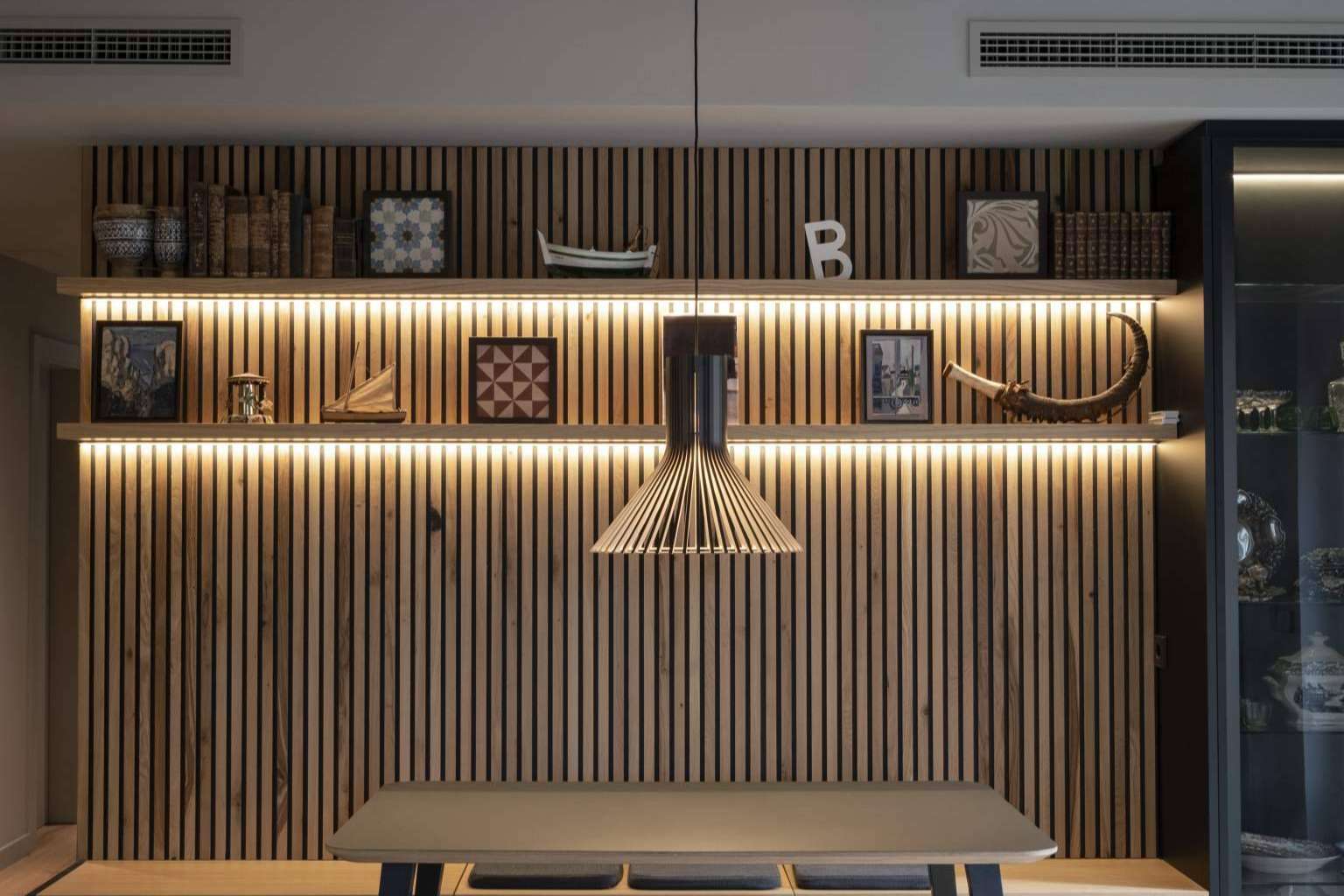 ¿Qué papel juega la iluminación en la decoración de interiores?