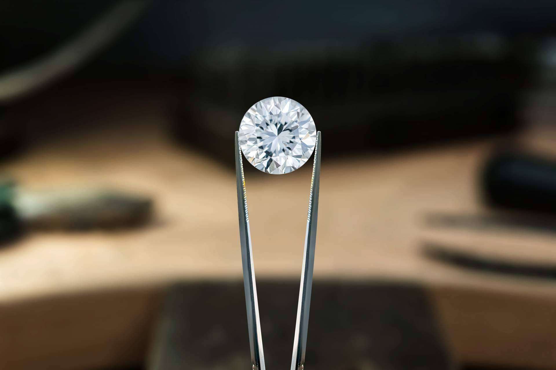 ¿Por qué adquirir un anillo de compromiso de oro blanco?