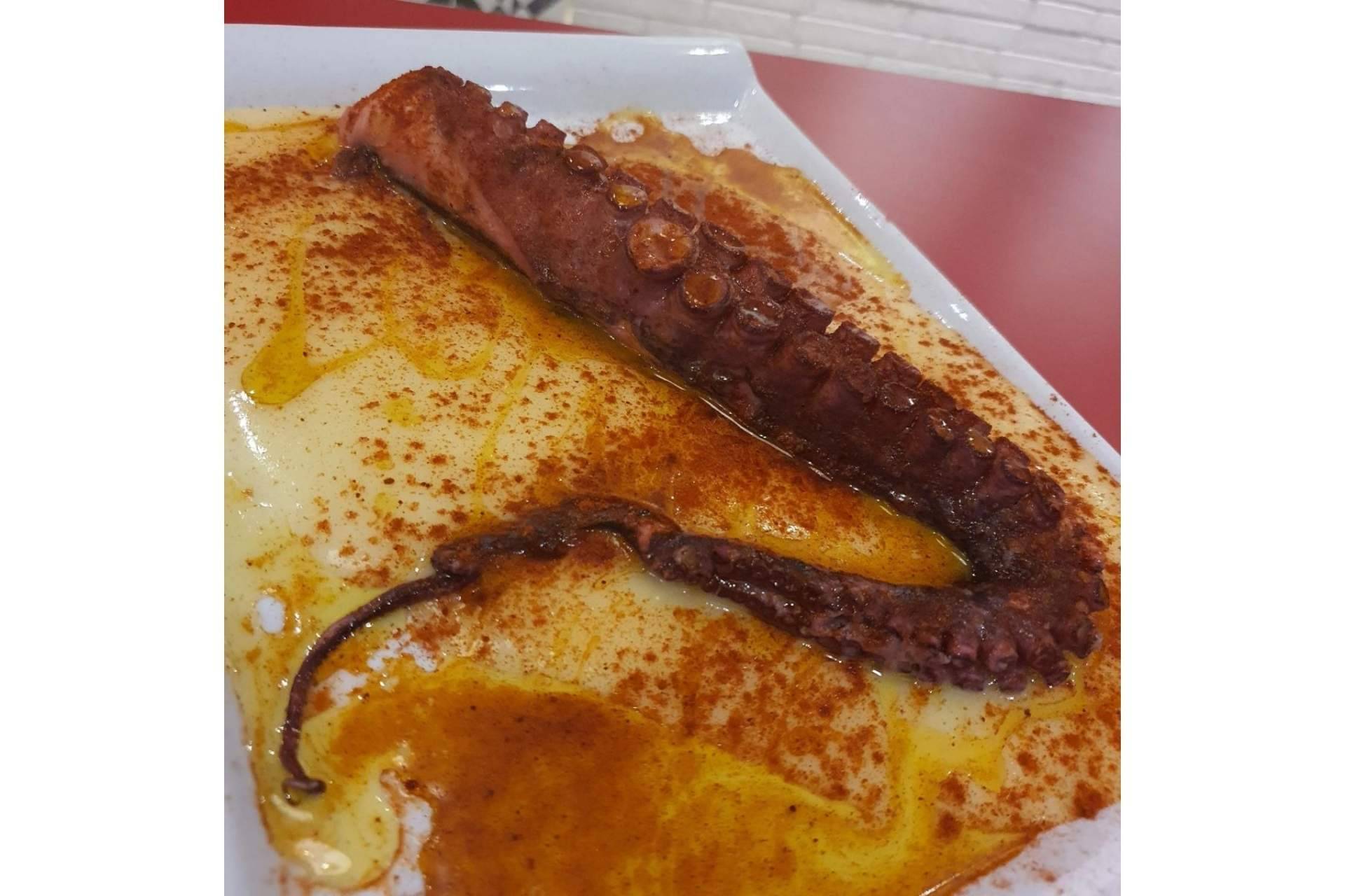 Degustar comida casera y tradicional en el restaurante de El Cabañal, La Taberna Casera