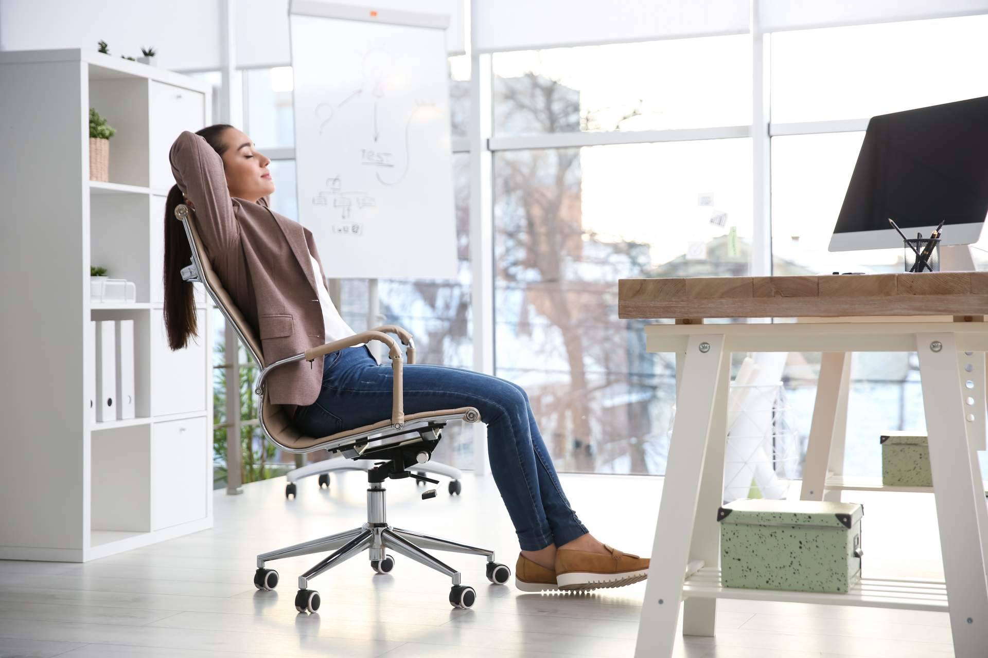Utilizar sillas ergonómicas en la oficina, con OfficeDeco