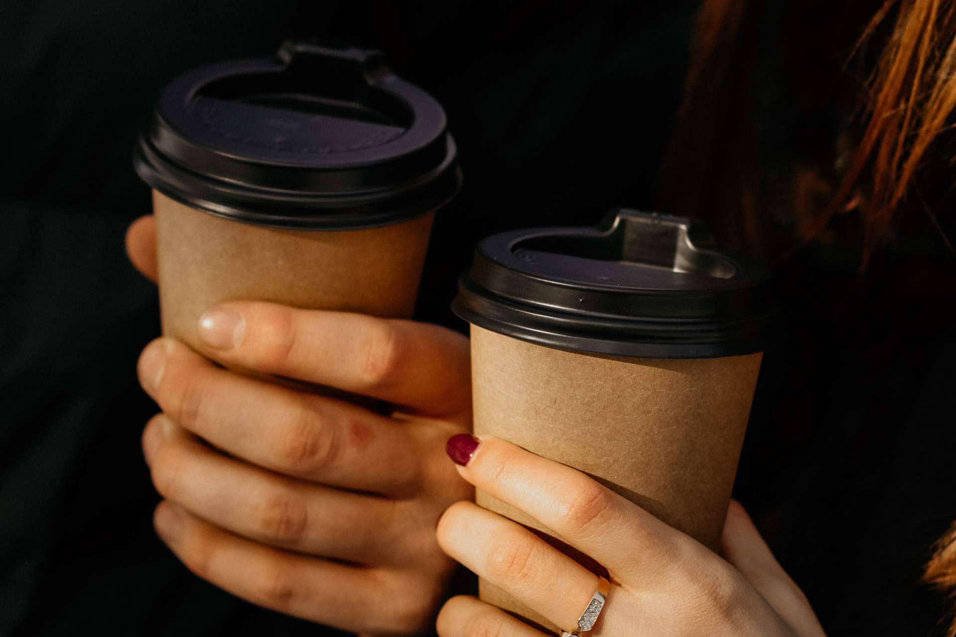 Tomarse un respiro con los vasos de cartón para café de Punto Qpack