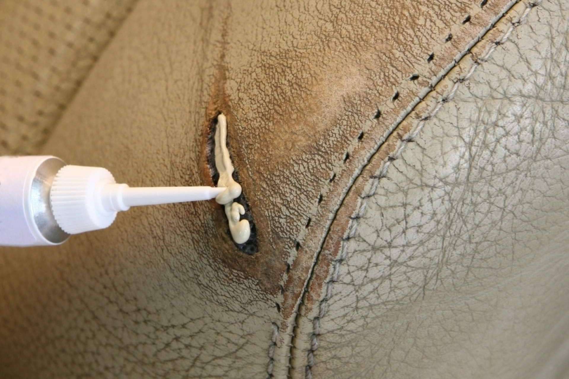 El milagroso producto que repara el cuero de sofás, bolsos y asientos