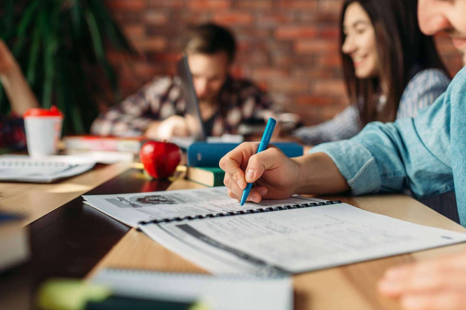Los cursos para trabajar en España que ofrece el Instituto de Estudios y Empleo