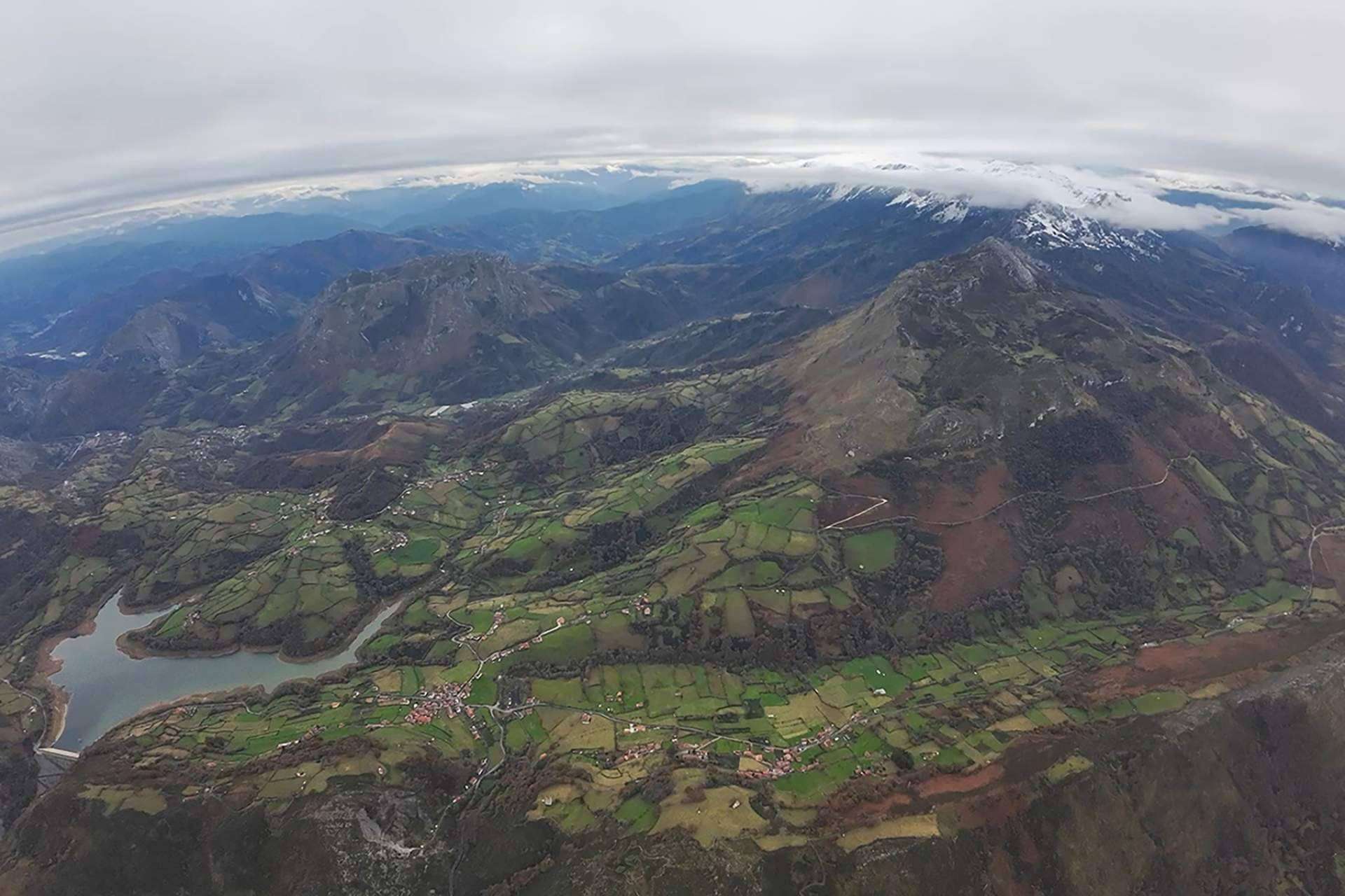 Volar en Asturias con los cursos de pilotaje de ultraligero de Asturfly