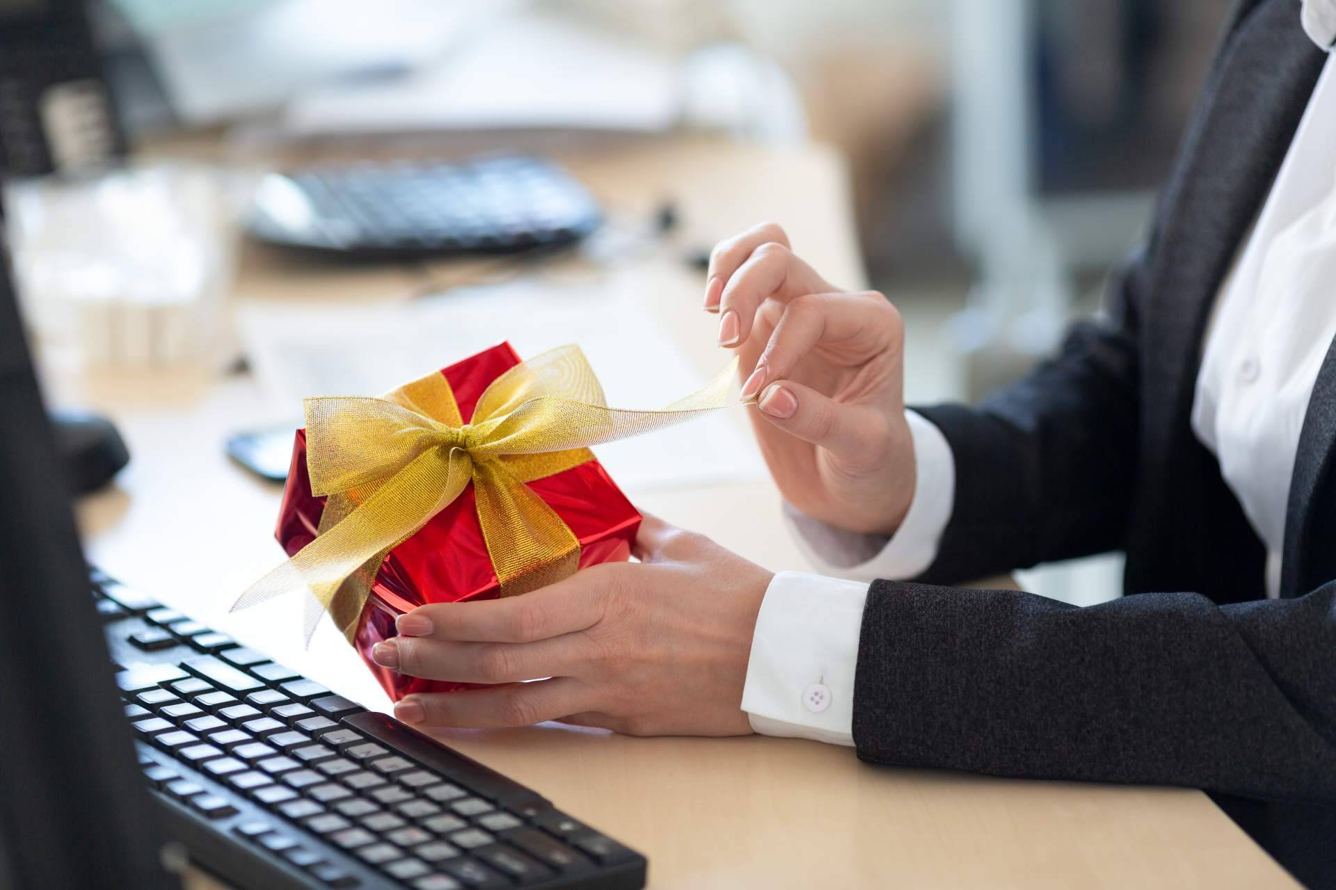 Los beneficios de los regalos publicitarios personalizados en el mundo corporativo, por Izando Services