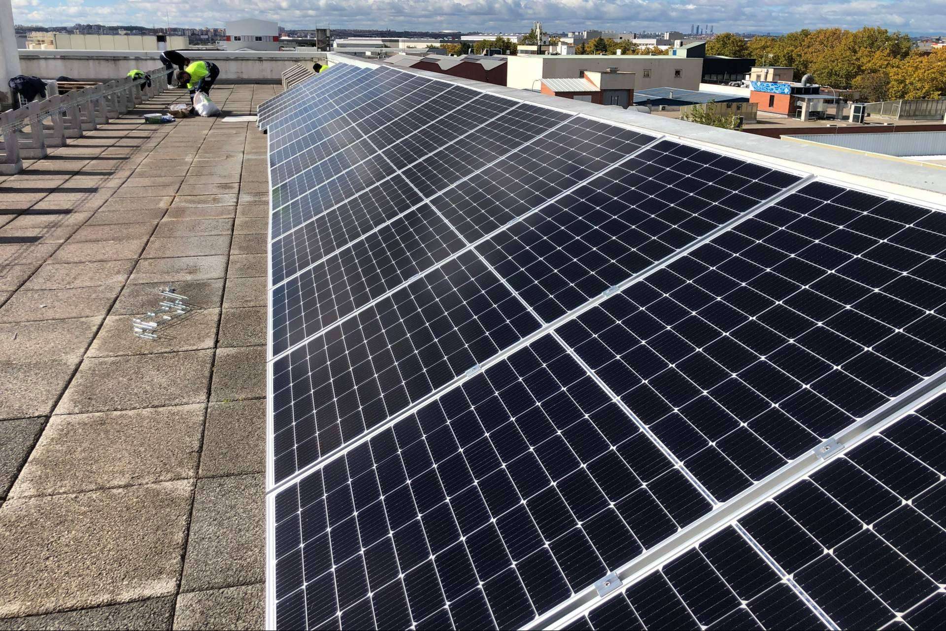 Instalación de paneles solares en viviendas unifamiliares, empresas y comunidades