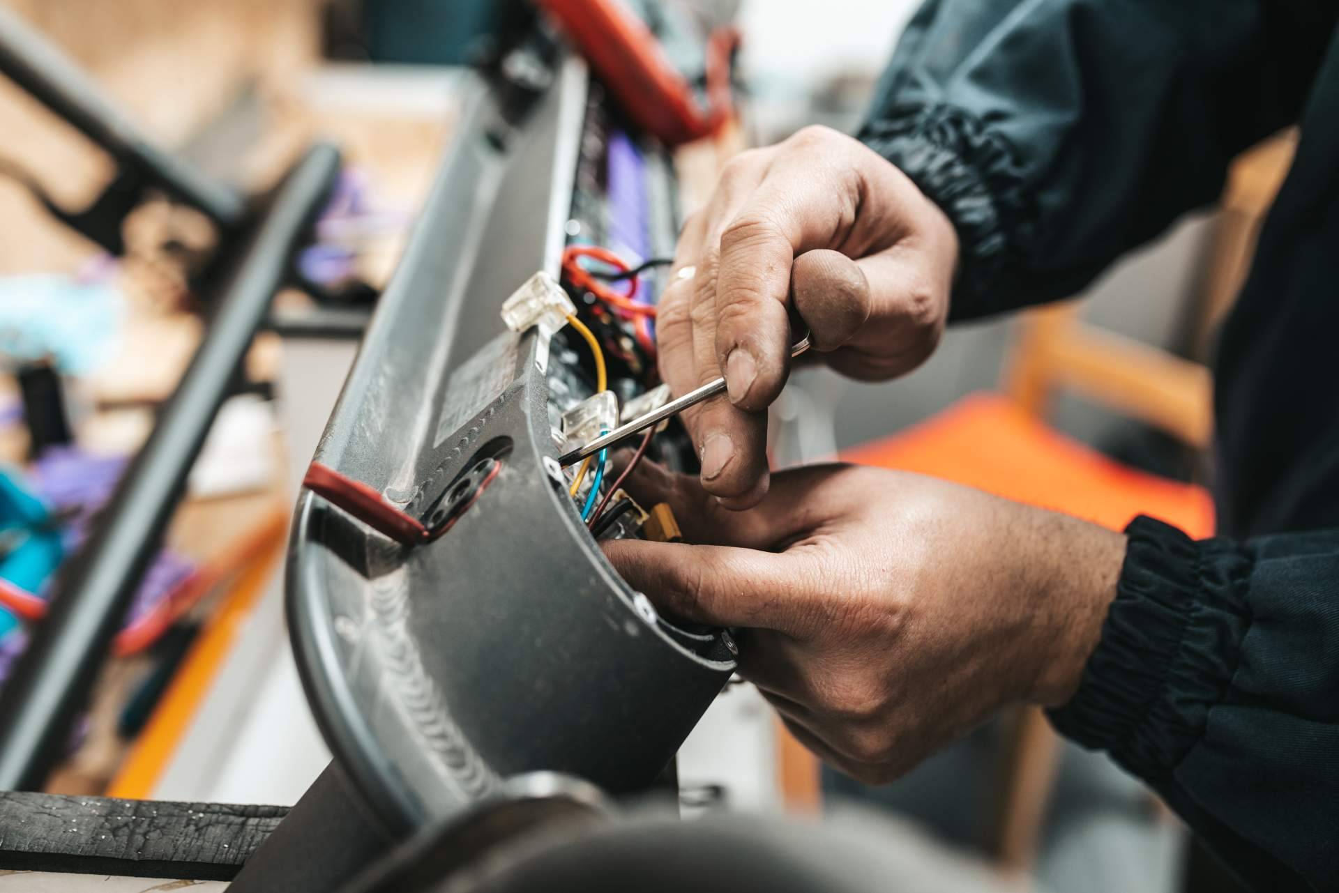 La empresa Mundo del Móvil consta de un equipo de especialistas en reparación de patinetes eléctricos