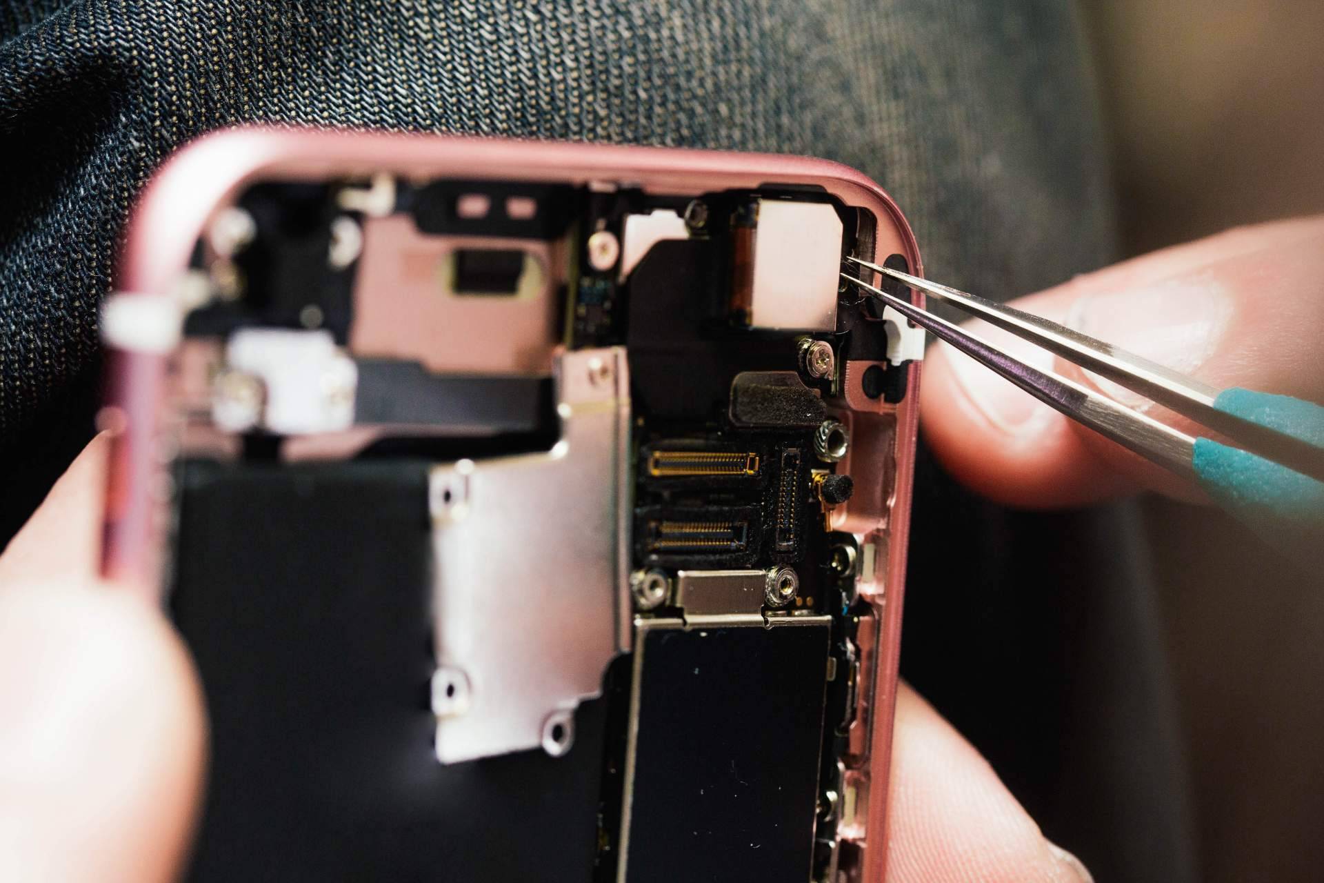 Reparación de placa base de iPhone mojado, en Mundo del Móvil