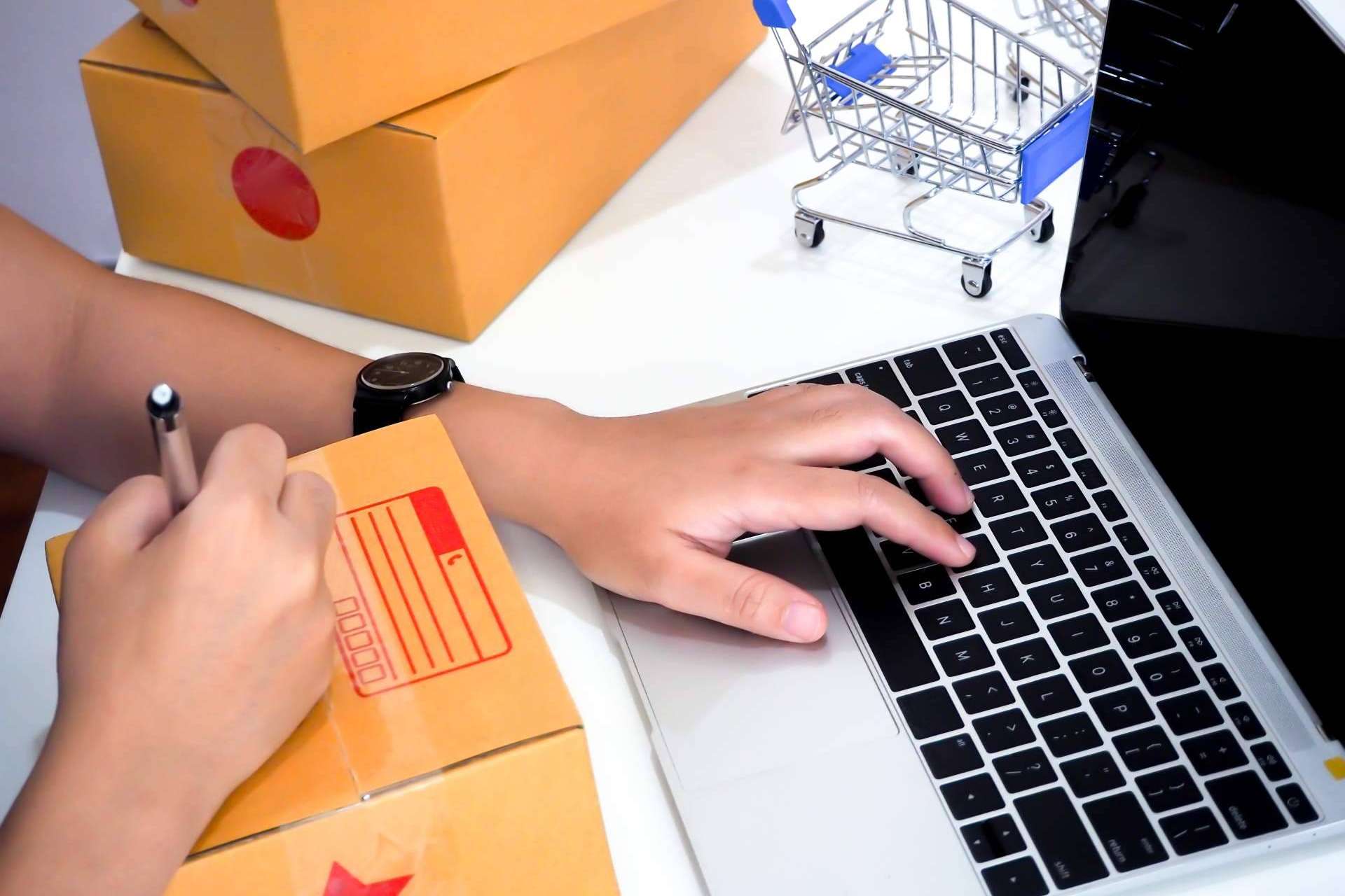 Gestionar los gastos de una plataforma online con la calculadora de precios de Shopify