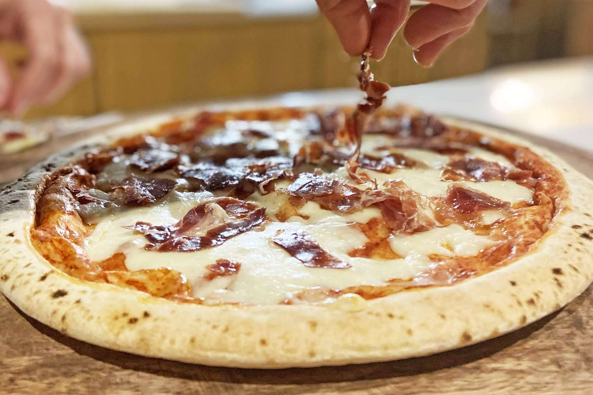 Ya está aquí la pizza Enrique Tomás acompañada de un jamón de primera calidad