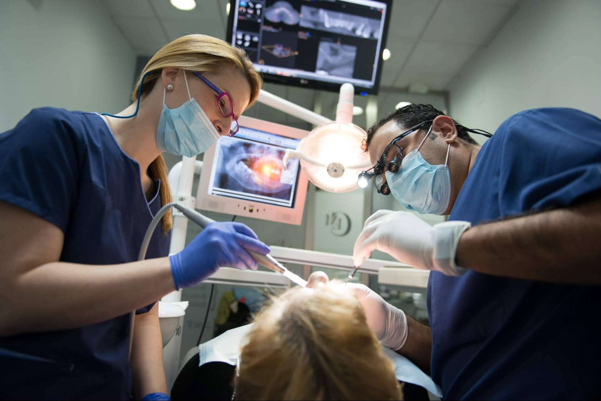 Encontrar un dentista Sevilla que atiende urgencias odontológicas las 24h del día en la clínica Dental Implantologie