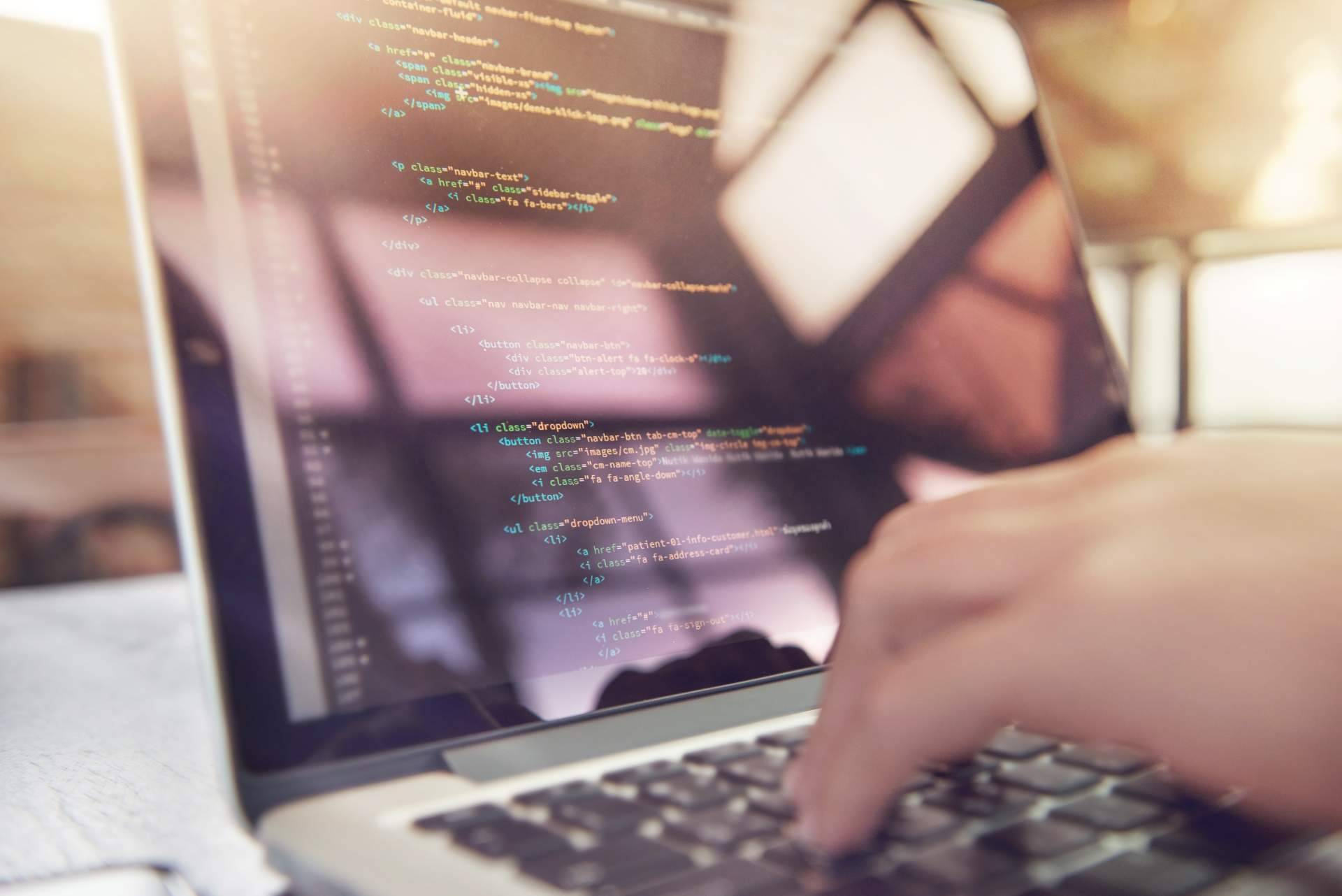 ¿Cuáles son las principales diferencias entre desarrollo a medida y CMS?