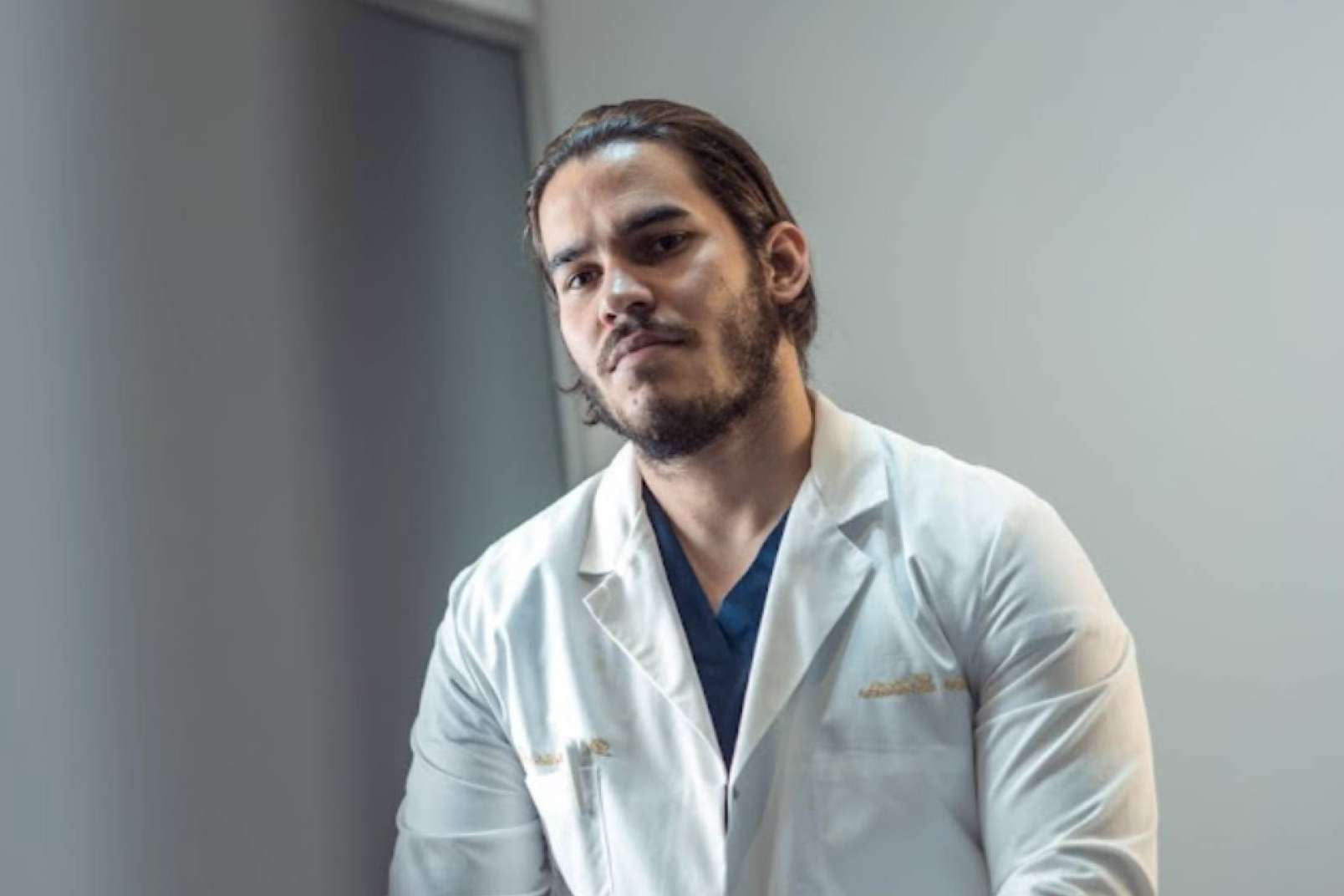 El microinjerto FUE zafiro para hombres y mujeres, por el doctor Jesús Mora y Capilar Innovation Clinic