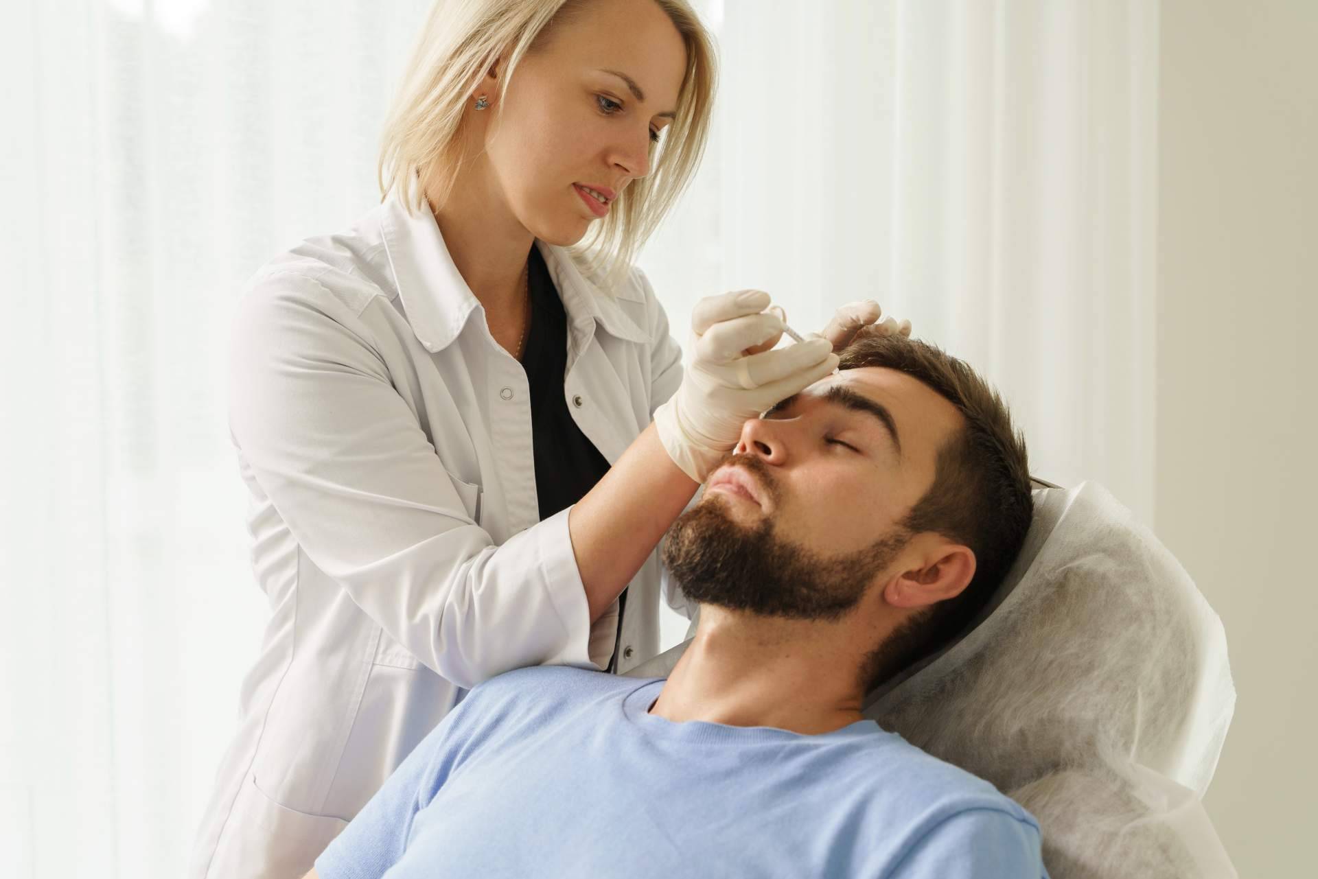 Masculinización de rostro con ácido hialurónico, entre los tratamientos más buscados por los hombres en Alluring Clinic