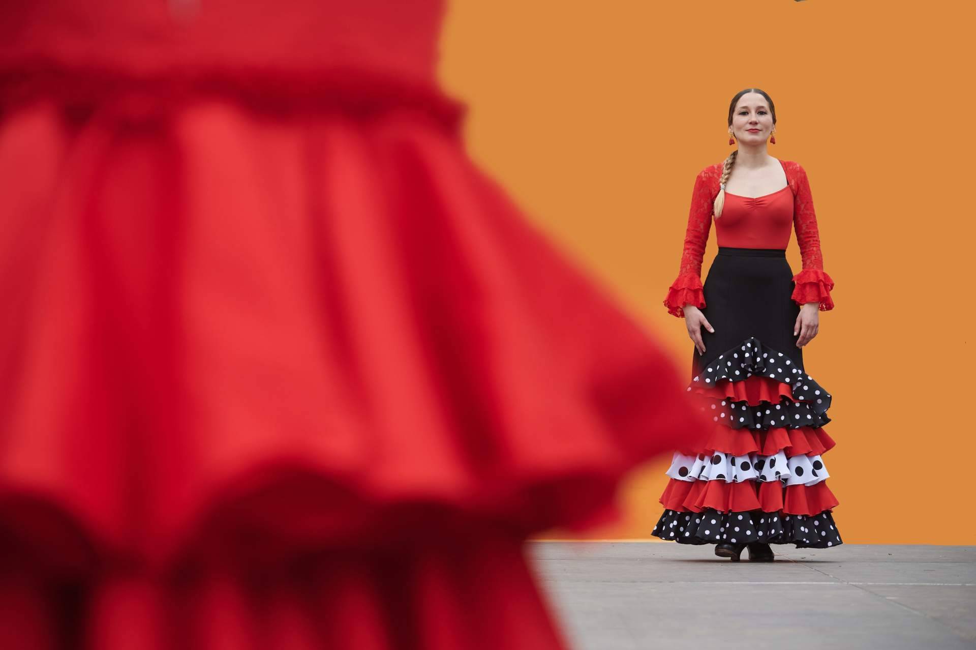 La falda rociera; el atuendo flamenco auténtico que refleja cultura y moda andaluza en Viva La Feria
