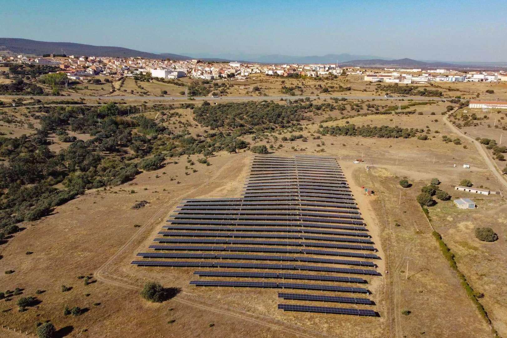 ¿Cómo la energía solar puede ser una solución sostenible para satisfacer las crecientes necesidades energéticas locales?