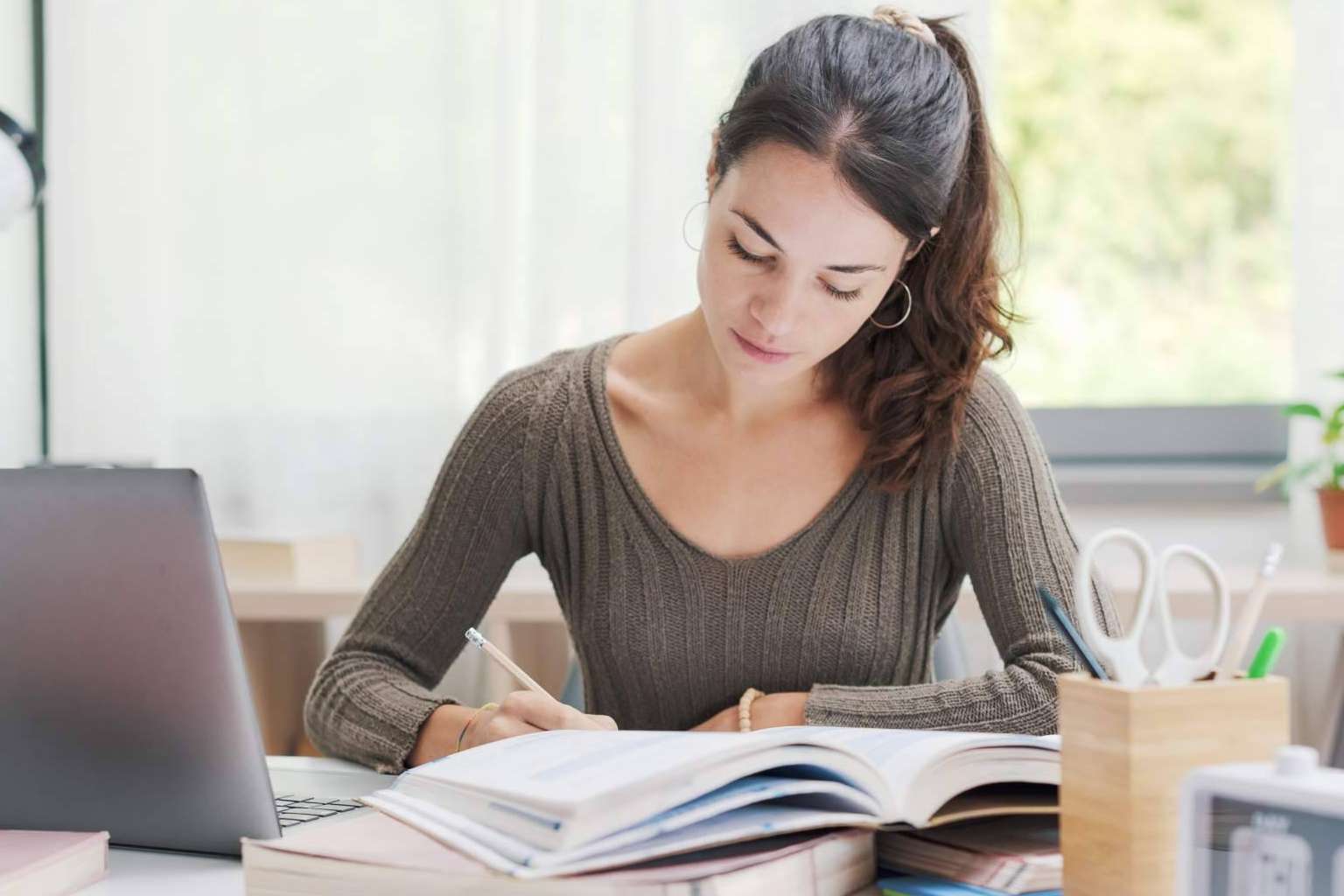 Obtener prácticas en empresas para lograr objetivos laborales, con el Instituto de Estudios y Empleo