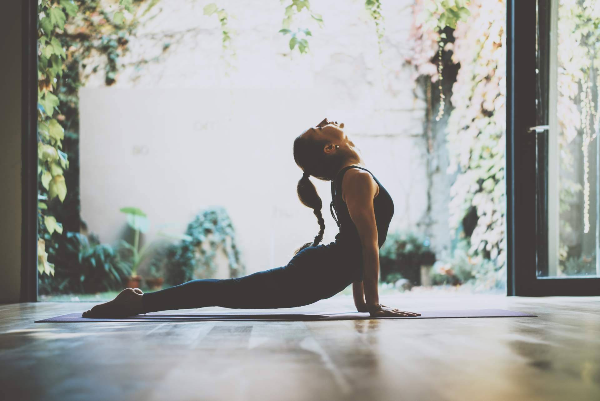 Beneficios de la práctica regular de yoga en Satya Yoga Studio