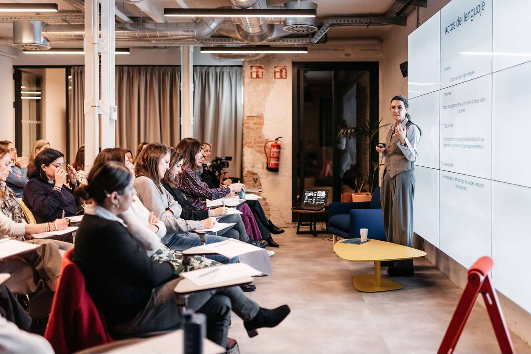 Soluciones integrales para eventos corporativos, rodajes y videopodcast en el centro de Madrid, por Mastermind