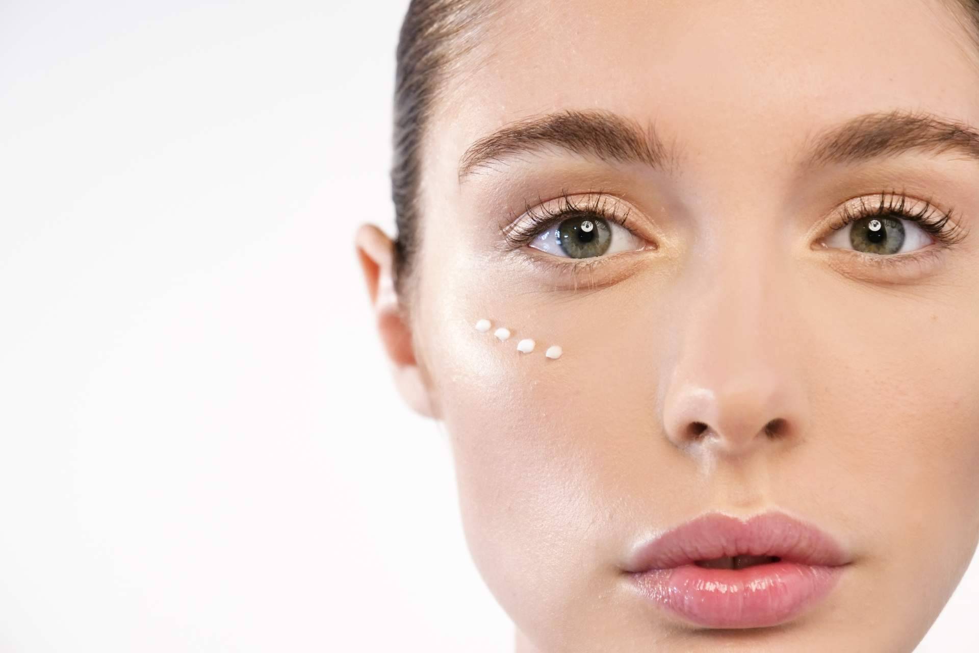 Centro de Estética Xènia y el éxito de sus cremas sérum contorno de ojos