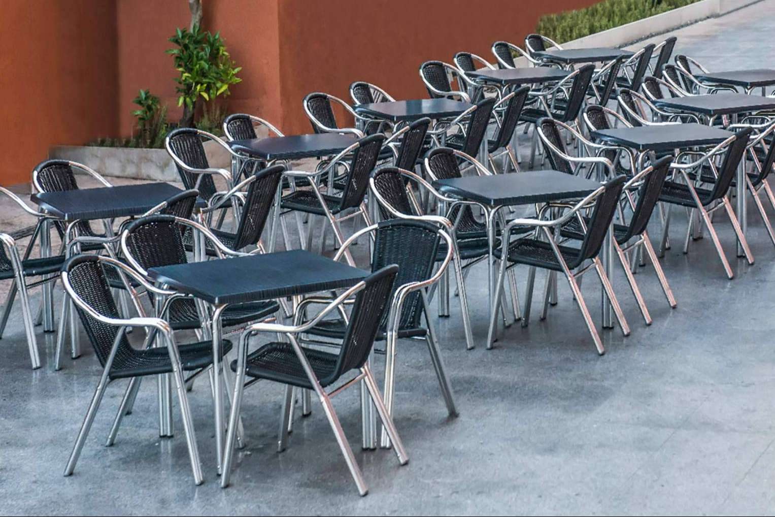 Mobiliario de hostelería para preparar la temporada de terraza