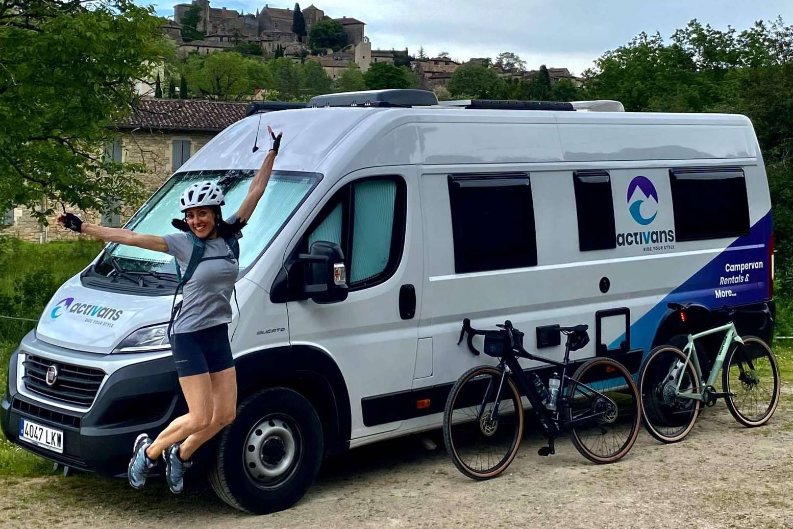 Descubrir la fusión única de ciclismo y viaje en camper con Activans en Girona
