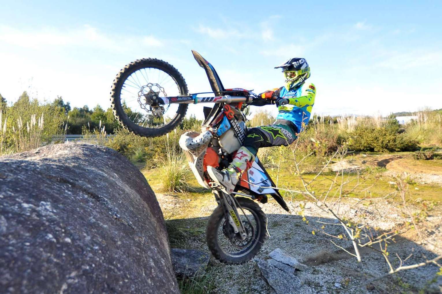 Plásticos y adhesivos para motos offroad con ADHESIVOSEMBARRADOS