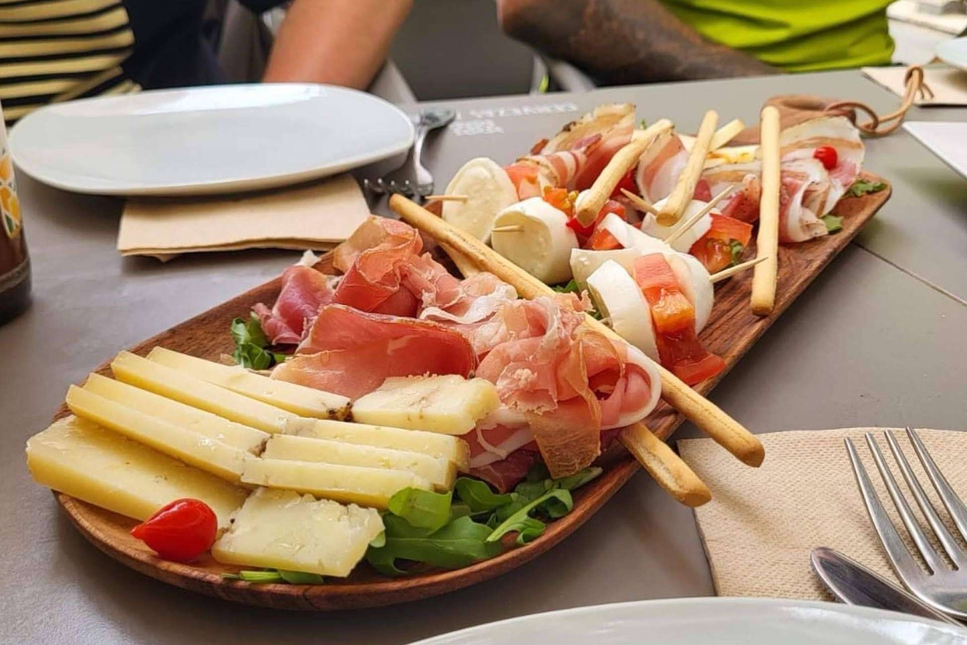 La experiencia de degustación y maridaje entre el vino italiano y las tablas de embutidos y quesos, en Aperitalia