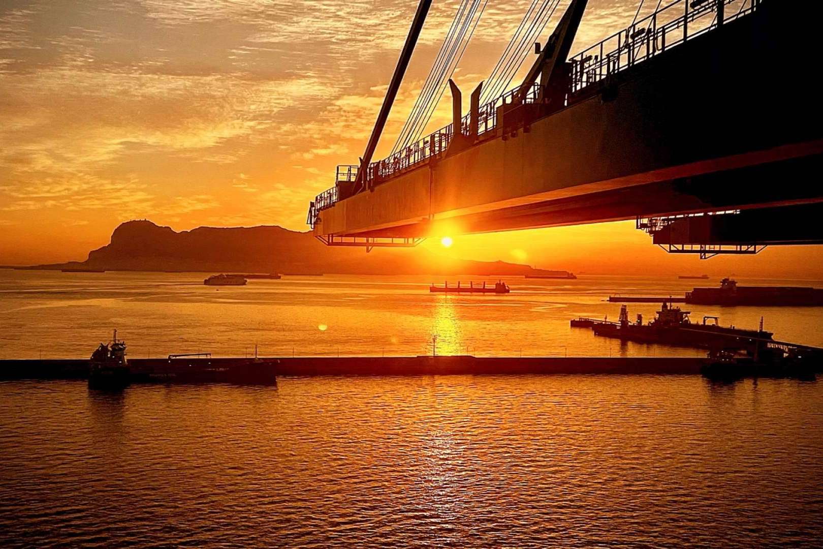 Gigantes en el puerto de Algeciras