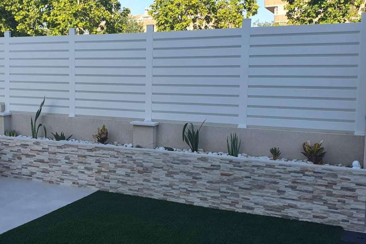 Seguridad y resistencia con las vallas PVC de AKOTADO