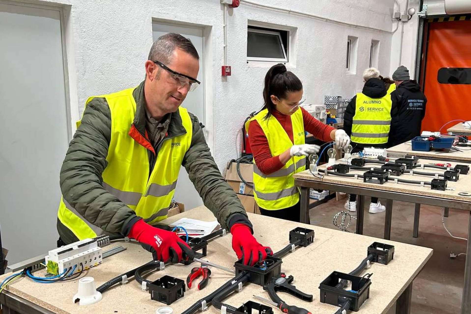Servicedoor Formación ofrece formación en Técnico Auxiliar de Puertas Automáticas