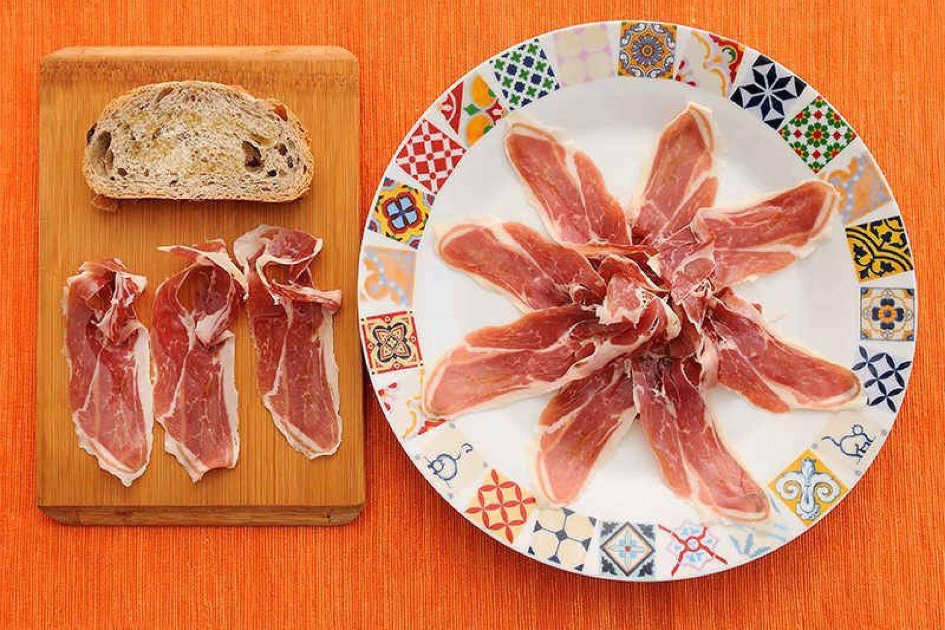 Uno de los mejores jamones serranos de España; fusión de sabor, calidad y tradición
