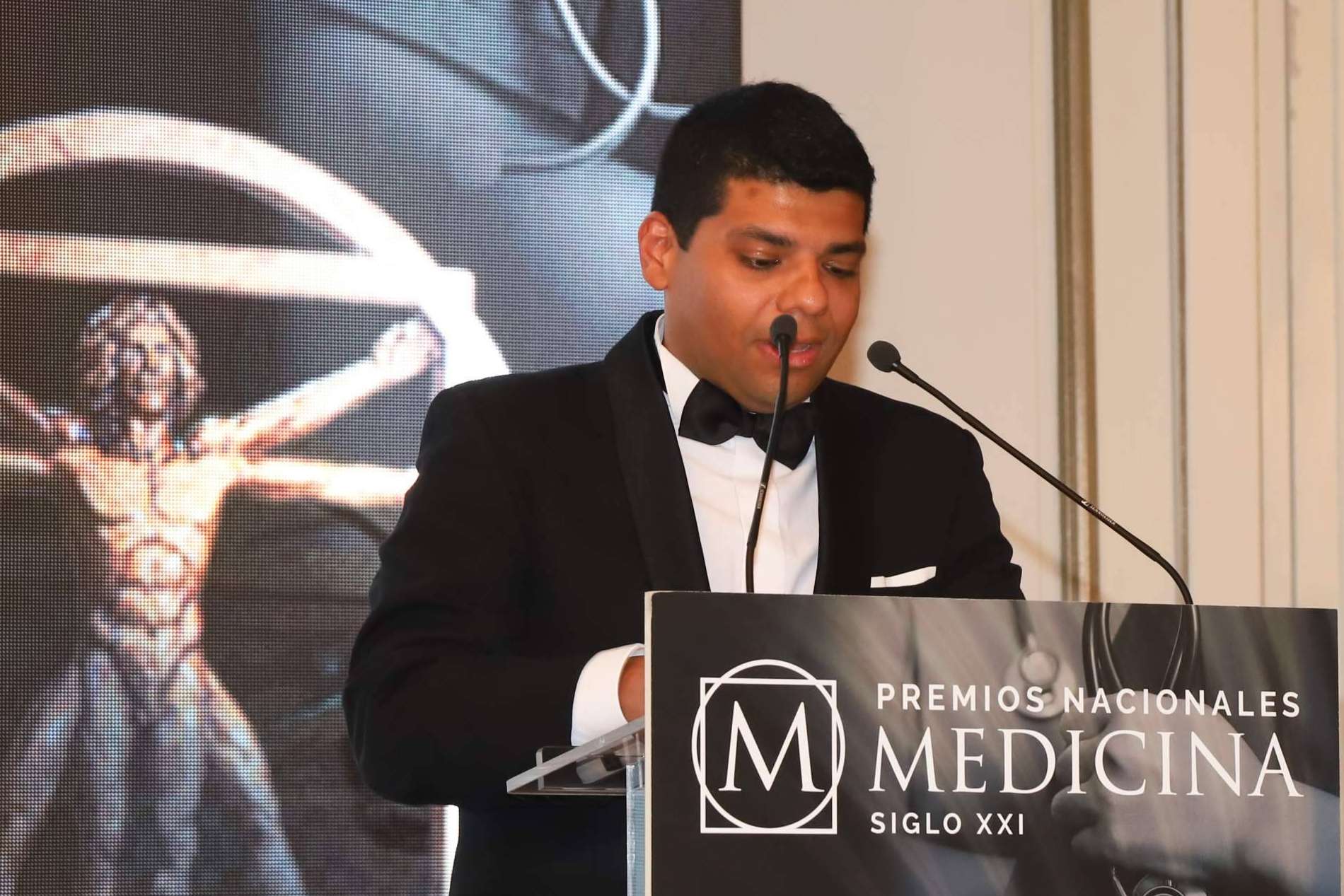 El Dr. Antonio Fernández Brito de Microcapilar Hair Clinic recibió un galardón como Cirujano Capilar