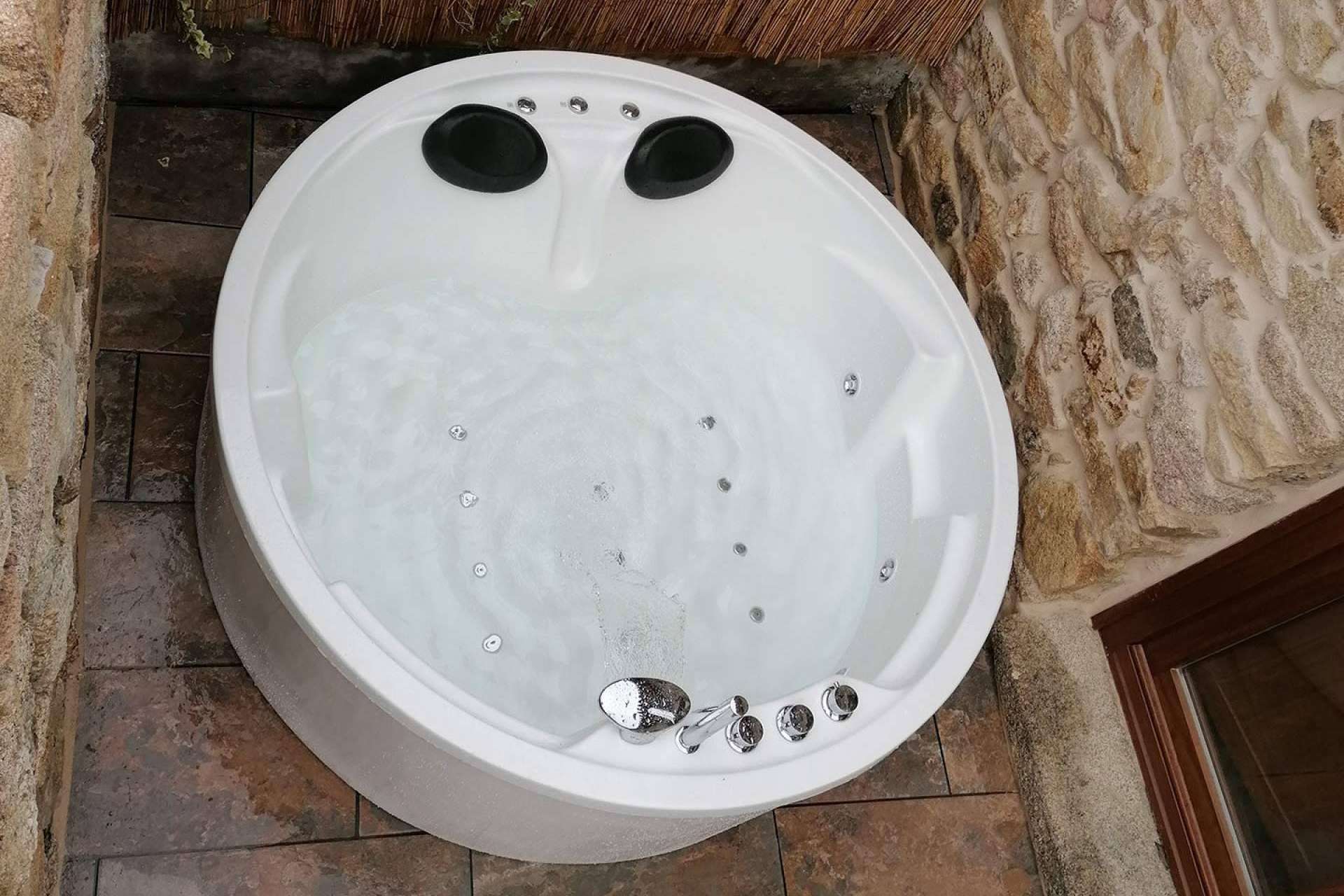 Comprar bañeras de hidromasaje redondas online con Hidromasajes Eca