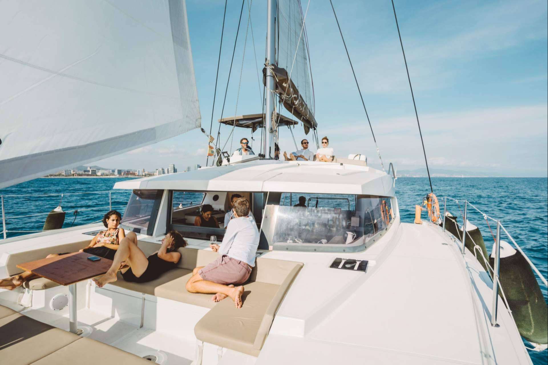 Sondevela ofrece disfrutar de una experiencia de lujo a bordo con el alquiler de un catamarán privado en Barcelona