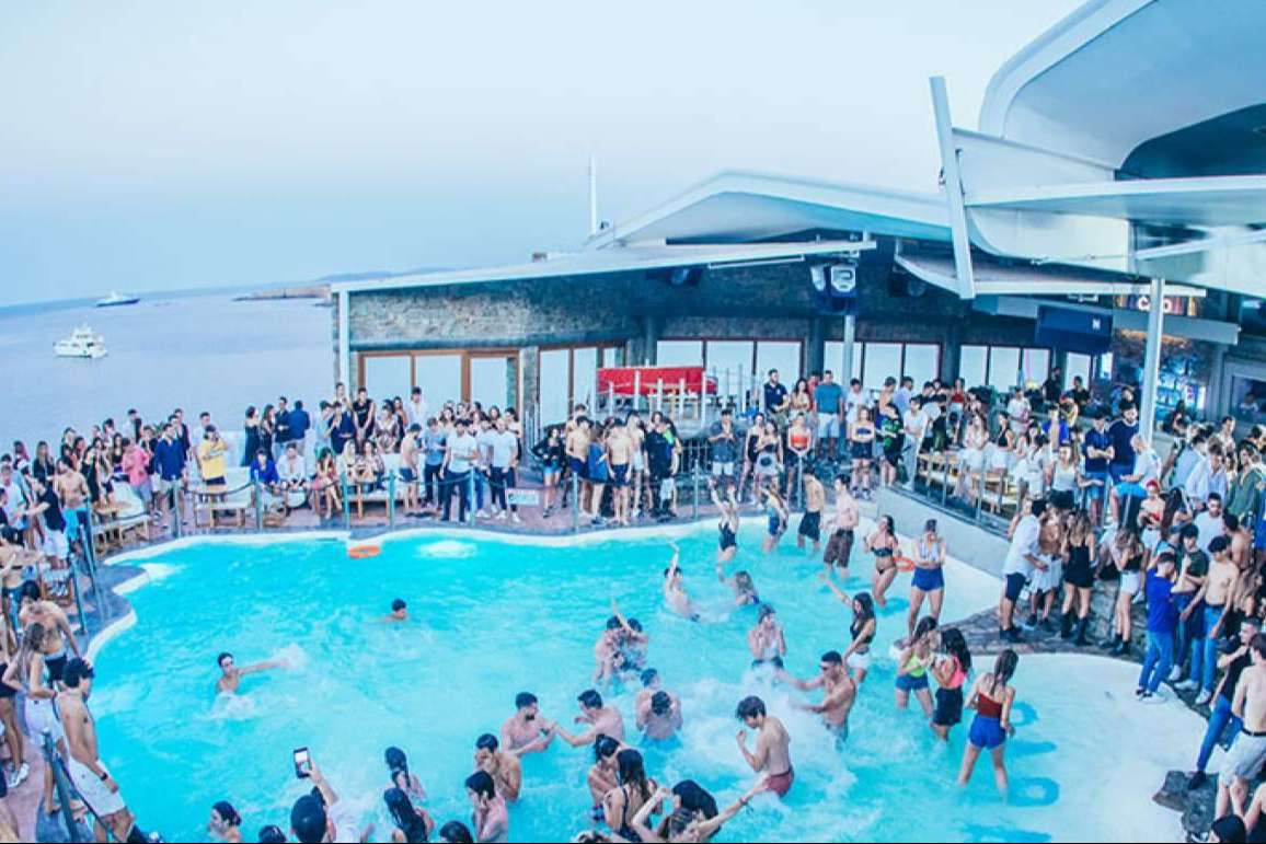 Lujo y aventuras increíbles en los clubes de playa en Mykonos, de la mano de LuxGroup